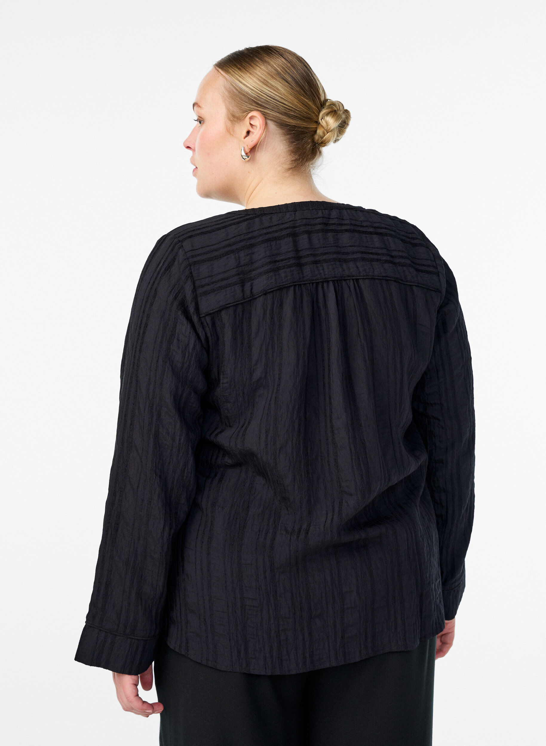 Zizzi Bluse med tone-i-tone struktur og knapper, Sort, Model image number 2