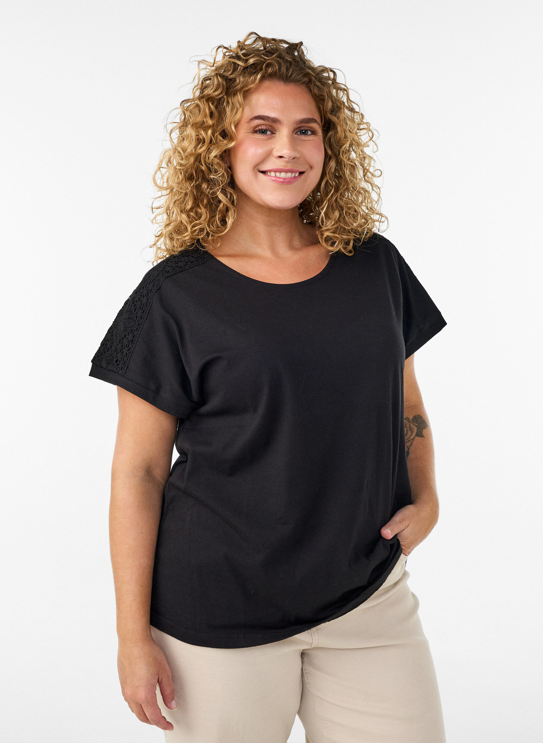 ZizziT-shirt i bomuld med crochetdetalje, Sort, Model image number 0