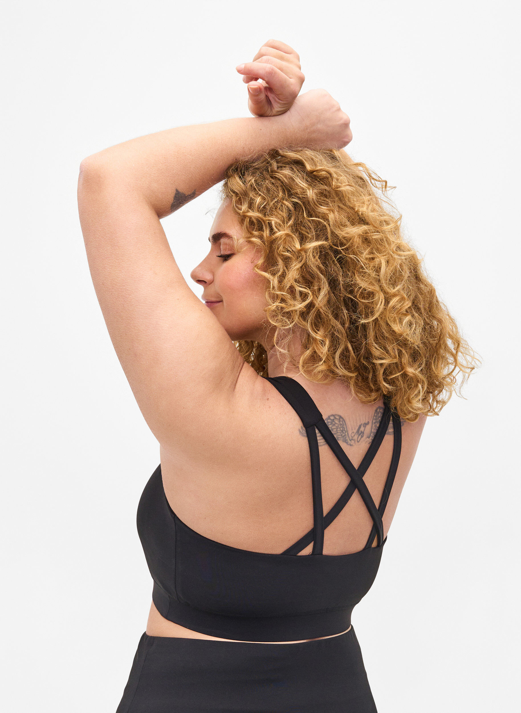Zizzi Sports bh med krydsdetalje p&aring; ryggen, Black, Model image number 1