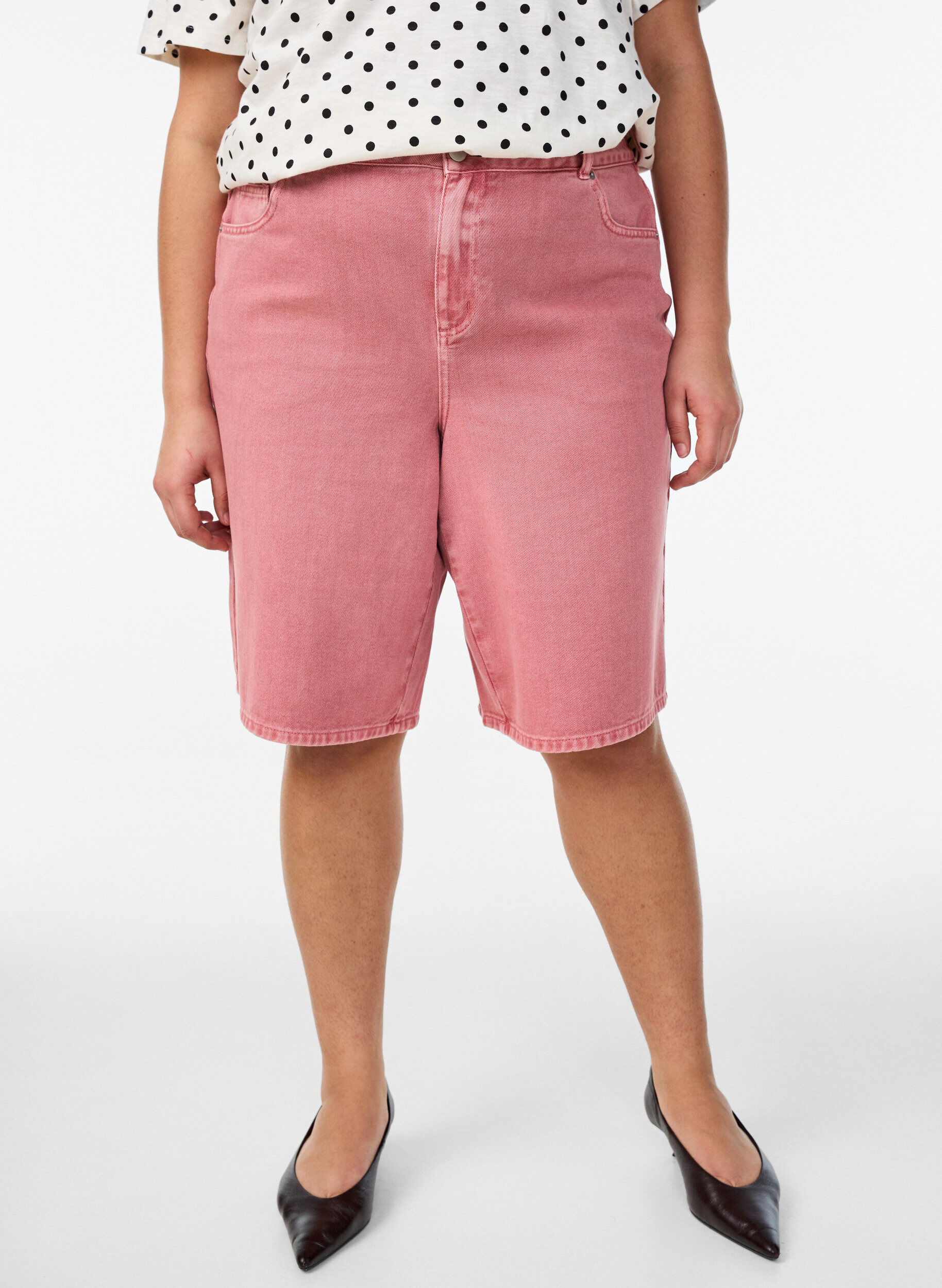 Zizzi Farvede denim bermudashorts med h&oslash;j talje, Lyser&oslash;d, Model image number 0