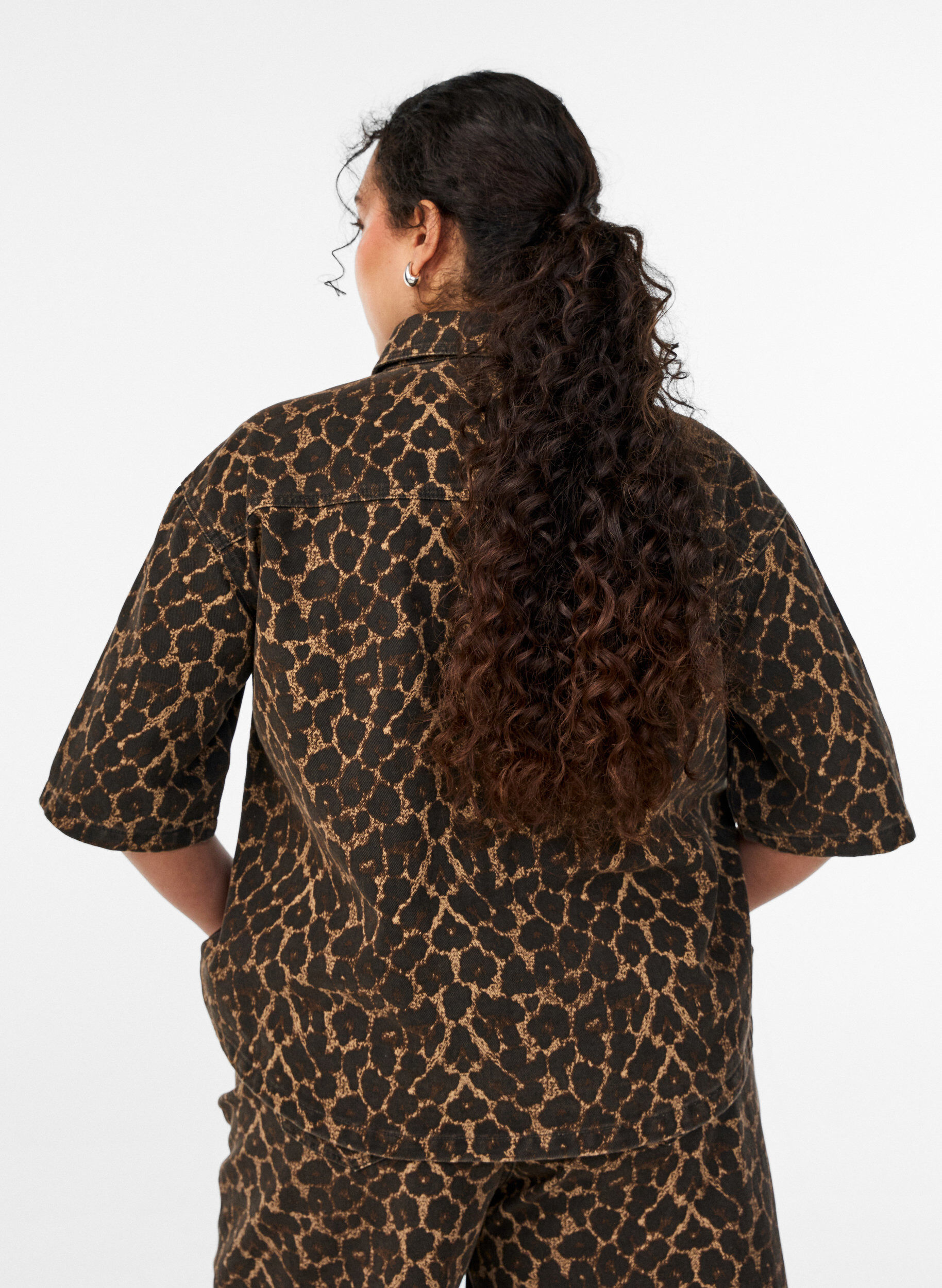 ZizziDenimskjorte med leopard m&oslash;nster og korte &aelig;rmer, Brun, Model image number 2