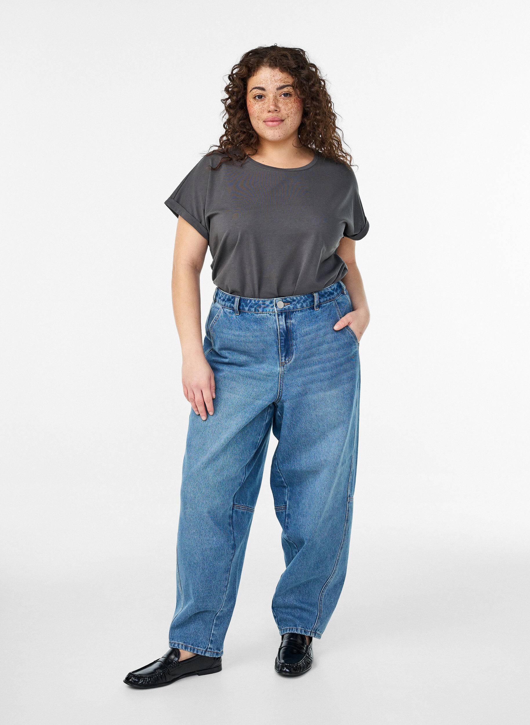 Zizzi Kort&aelig;rmet t-shirt i bomuldsblanding, Gr&aring;, Model image number 1