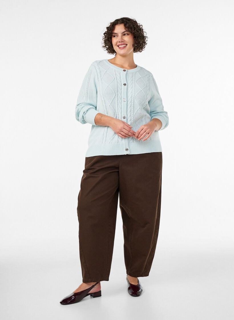 Kabelstrikket cardigan med dekorative knapper, Bl&aring;, Model image number 1
