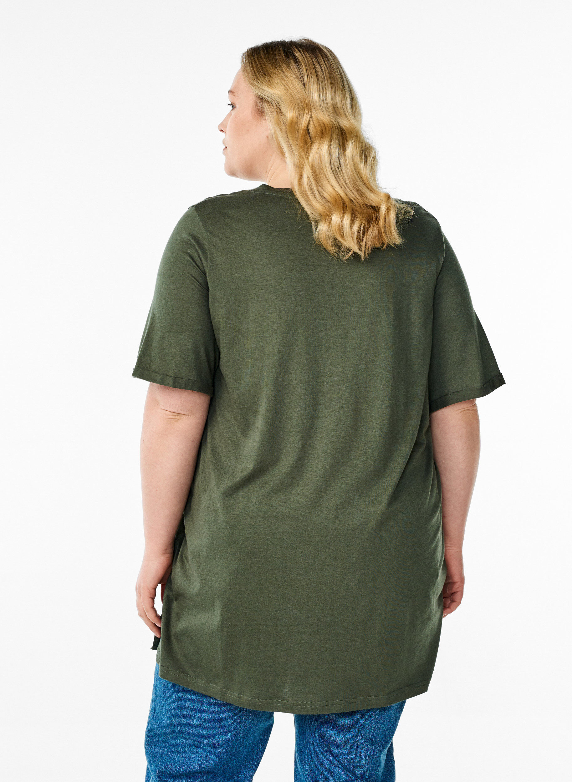 Zizzi Ensfarvet oversize t-shirt med v-hals, Gr&oslash;n, Model image number 2
