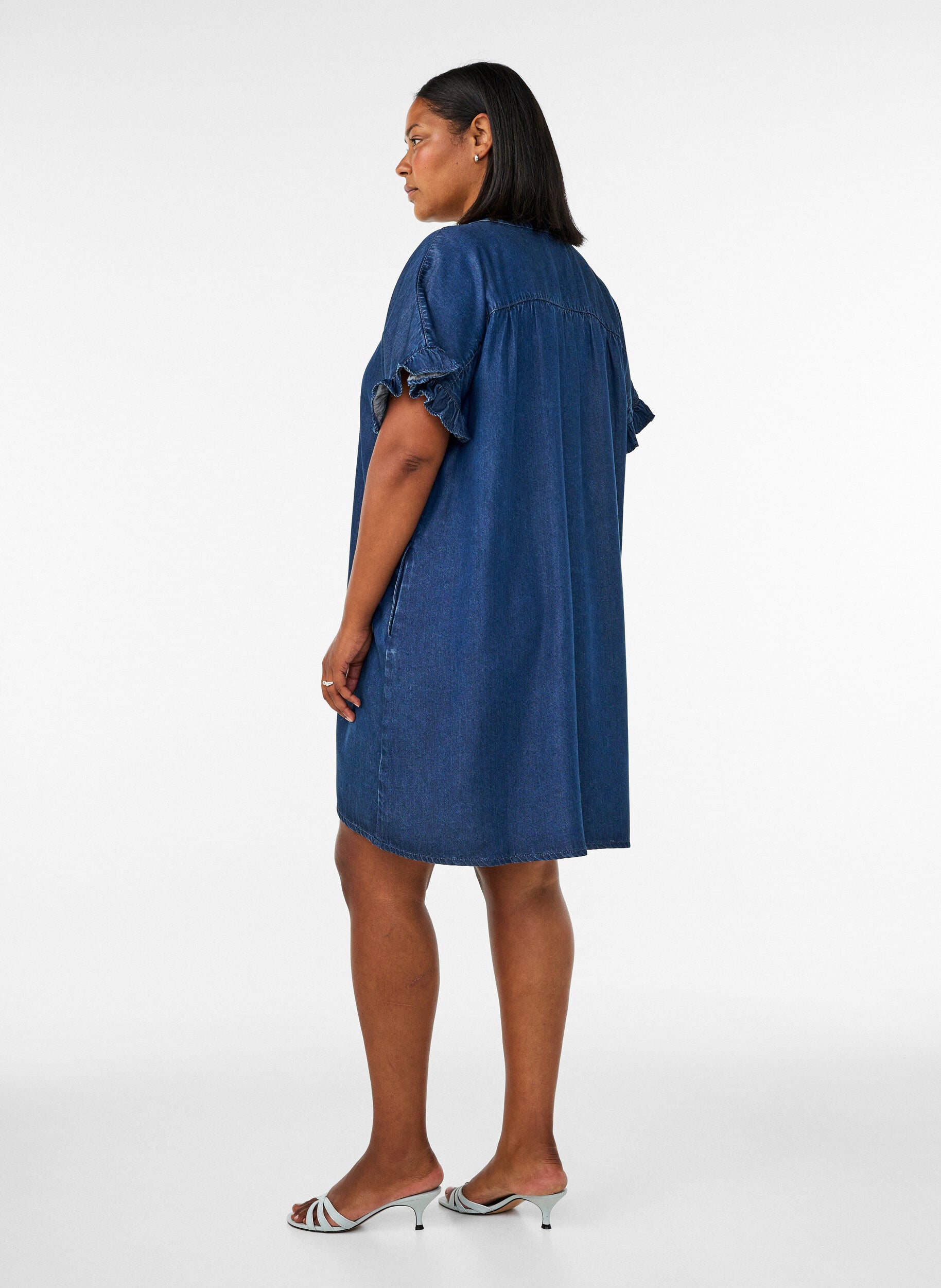 ZizziDenimlook kjole med knaplukning og fl&aelig;se&aelig;rmer, Bl&aring;, Model image number 2