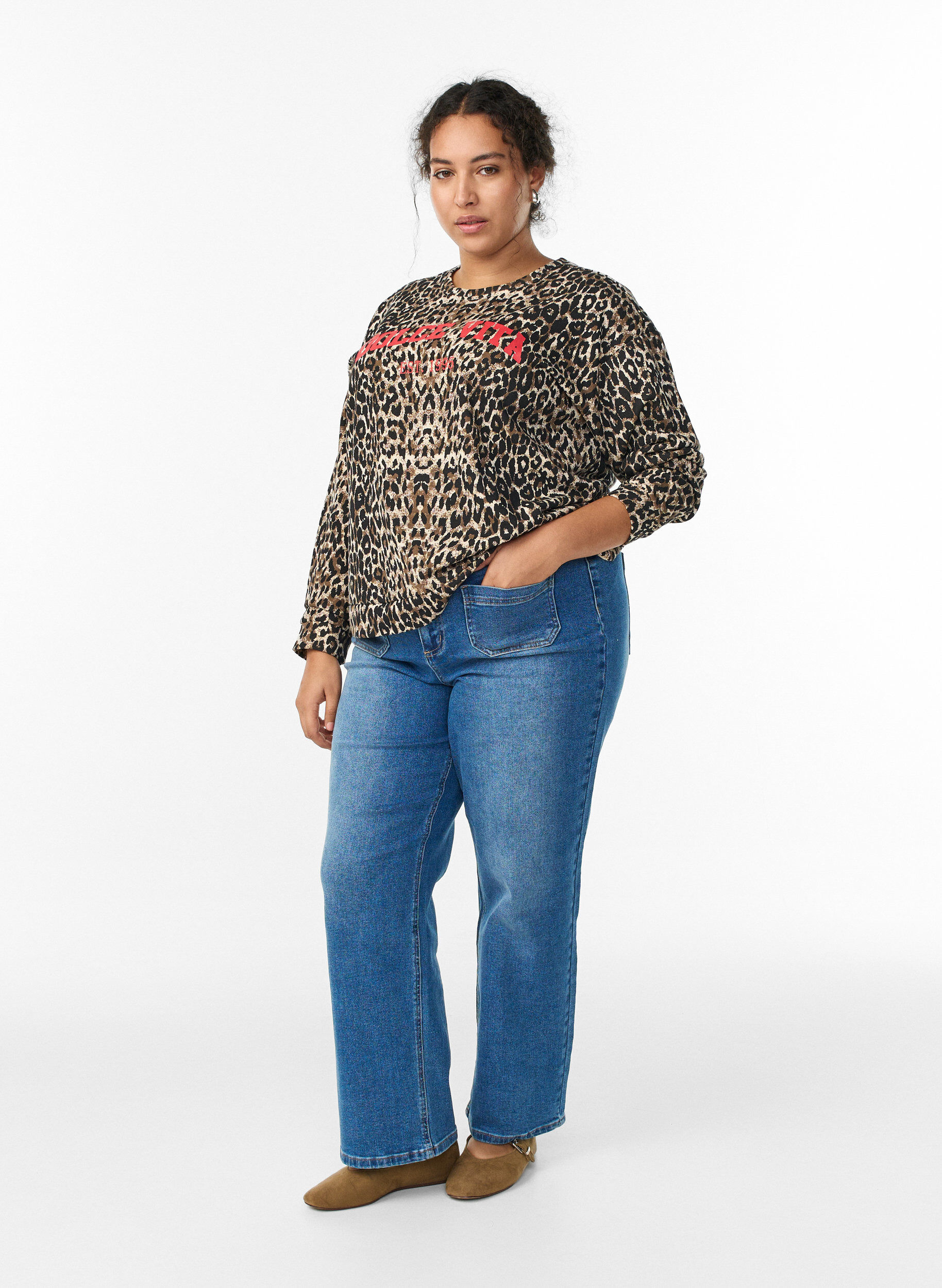 Zizzi Sweatshirt med leopardm&oslash;nster og statement-print, Brun, Model image number 1