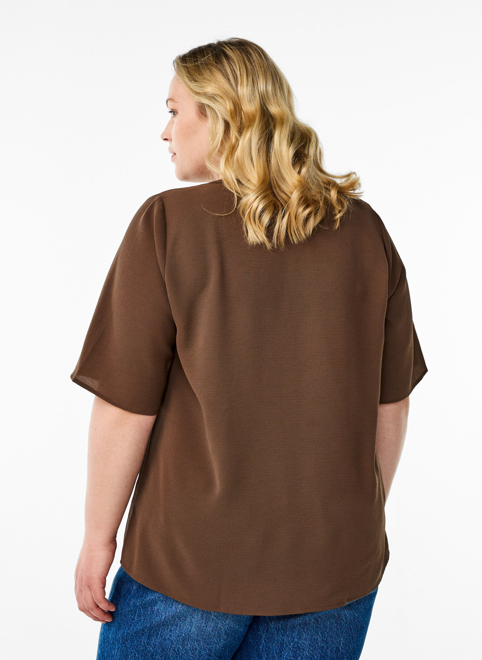 Zizzi Kort&aelig;rmet bluse med v-udsk&aelig;ring, Brun, Model image number 2