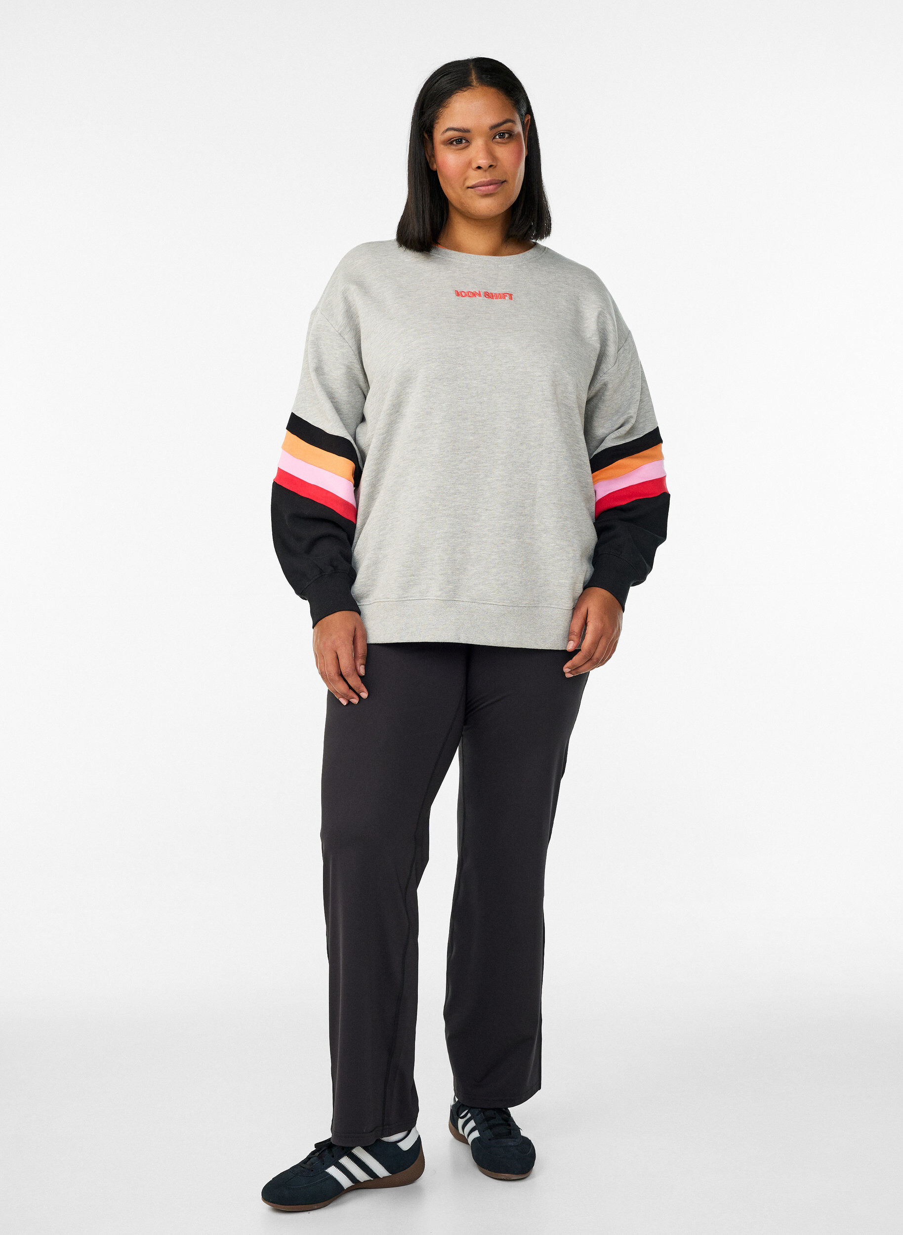Zizzi L&oslash;s sweatshirt med kontrastdetaljer p&aring; &aelig;rmerne, Gr&aring;, Model image number 1