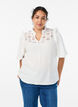 Bluse i bomuldsmusselin med broderie anglaise og 1/2 &aelig;rmer, Hvid, Model image number 0