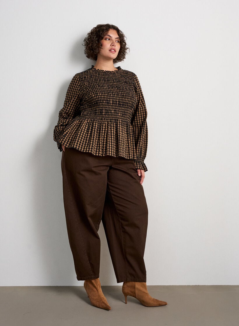 Ternet bluse med smock og peplum, Brun, Model image number 1