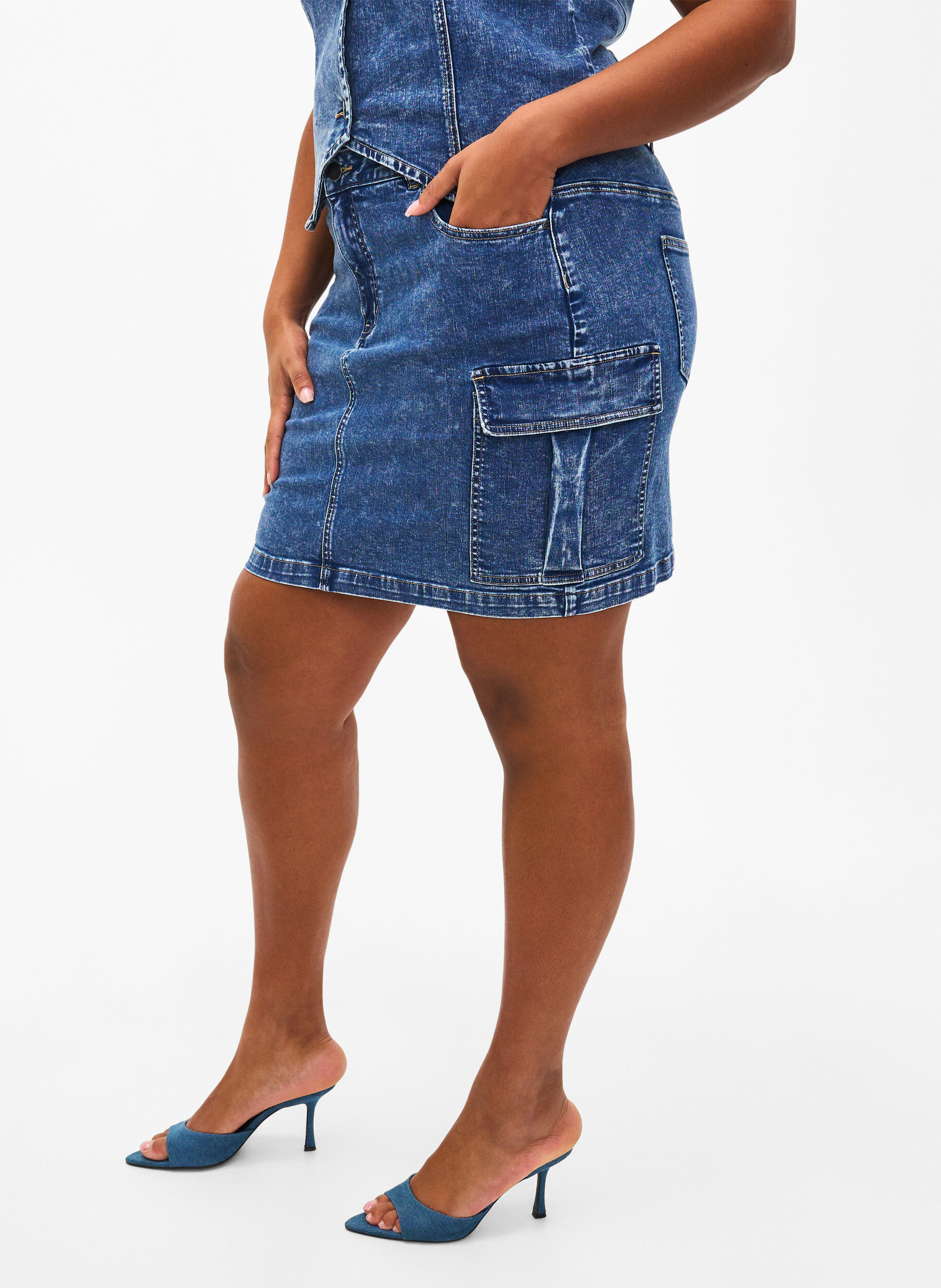 Zizzi T&aelig;tsiddende denim nederdel med cargolomme , Blue Denim, Model image number 2