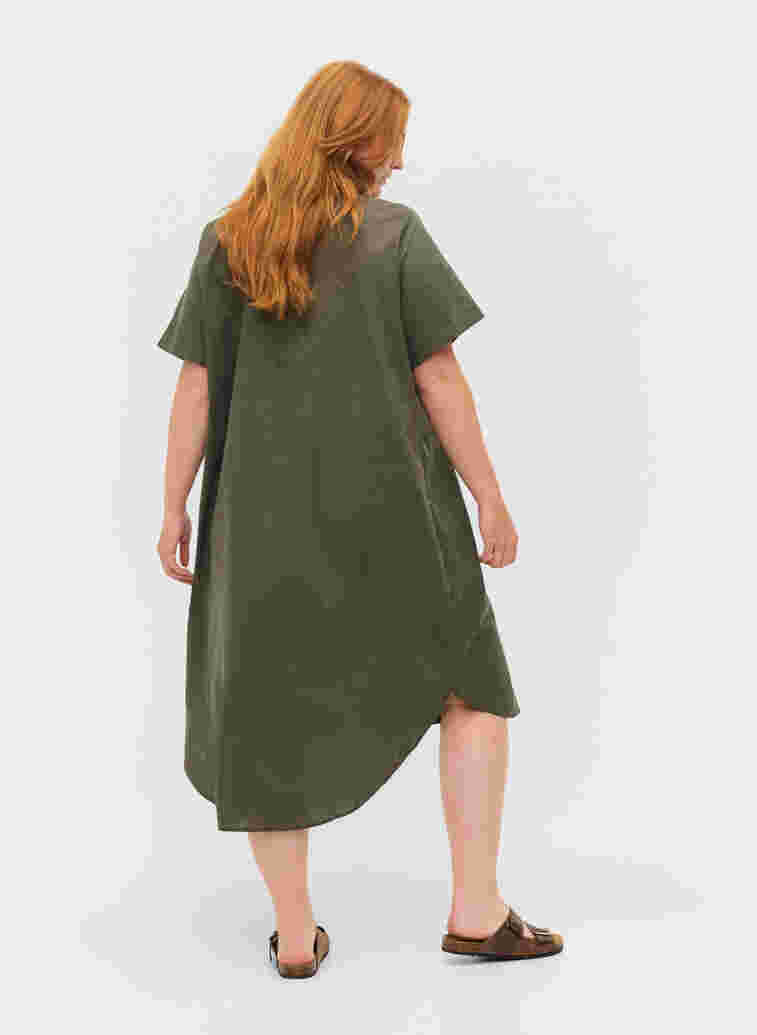 Lang bomuldsskjorte med korte ærmer, Dusty Olive, Model