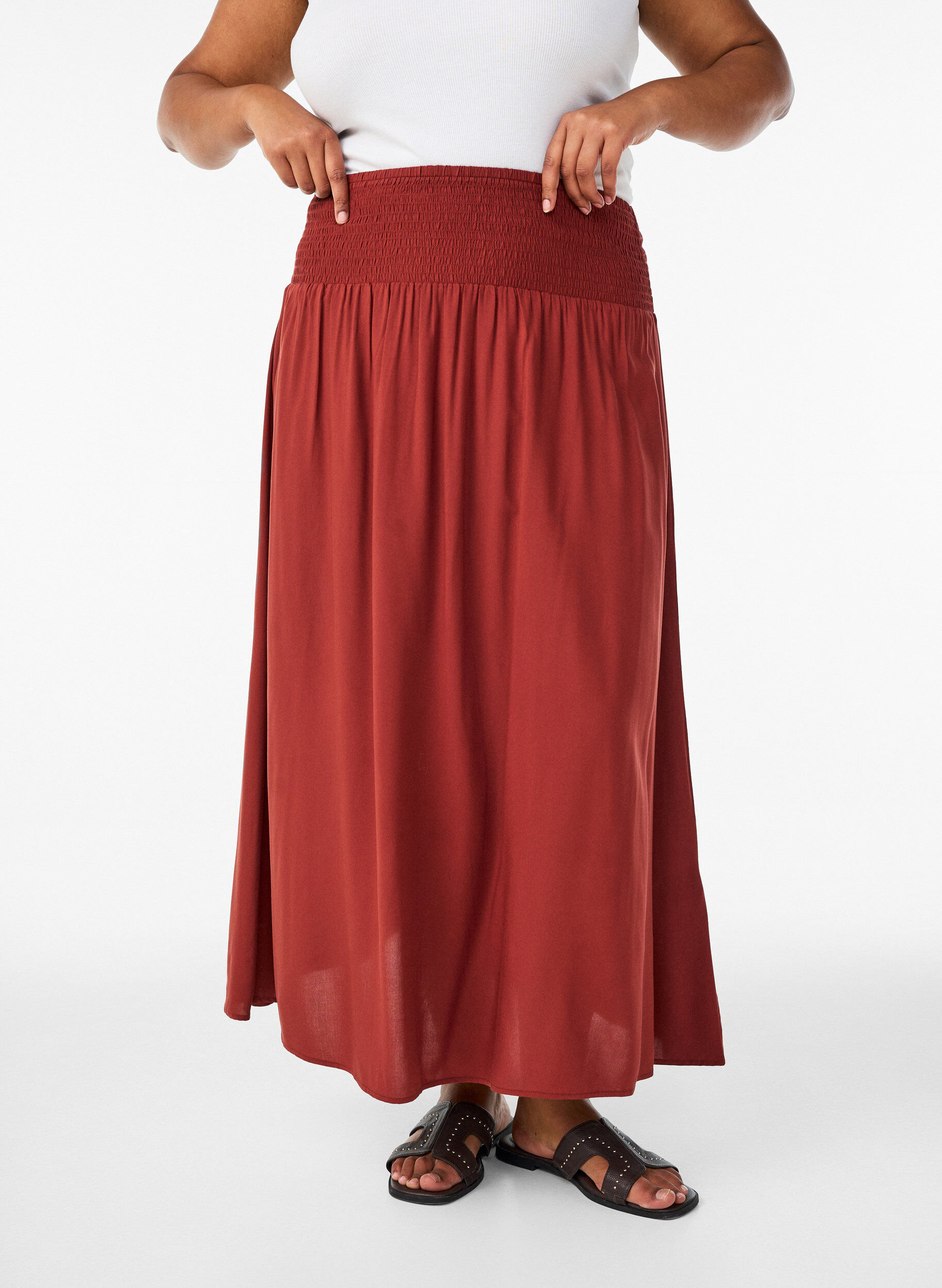ZizziMaxinederdel i viskose med smock, R&oslash;d, Model image number 2