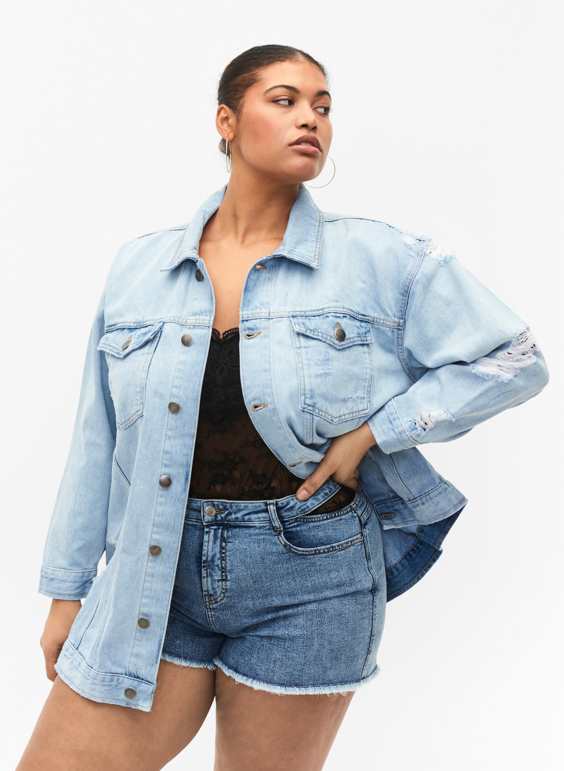 Zizzi L&oslash;stsiddende denimjakke med sliddetaljer, Light blue denim, Model image number 0