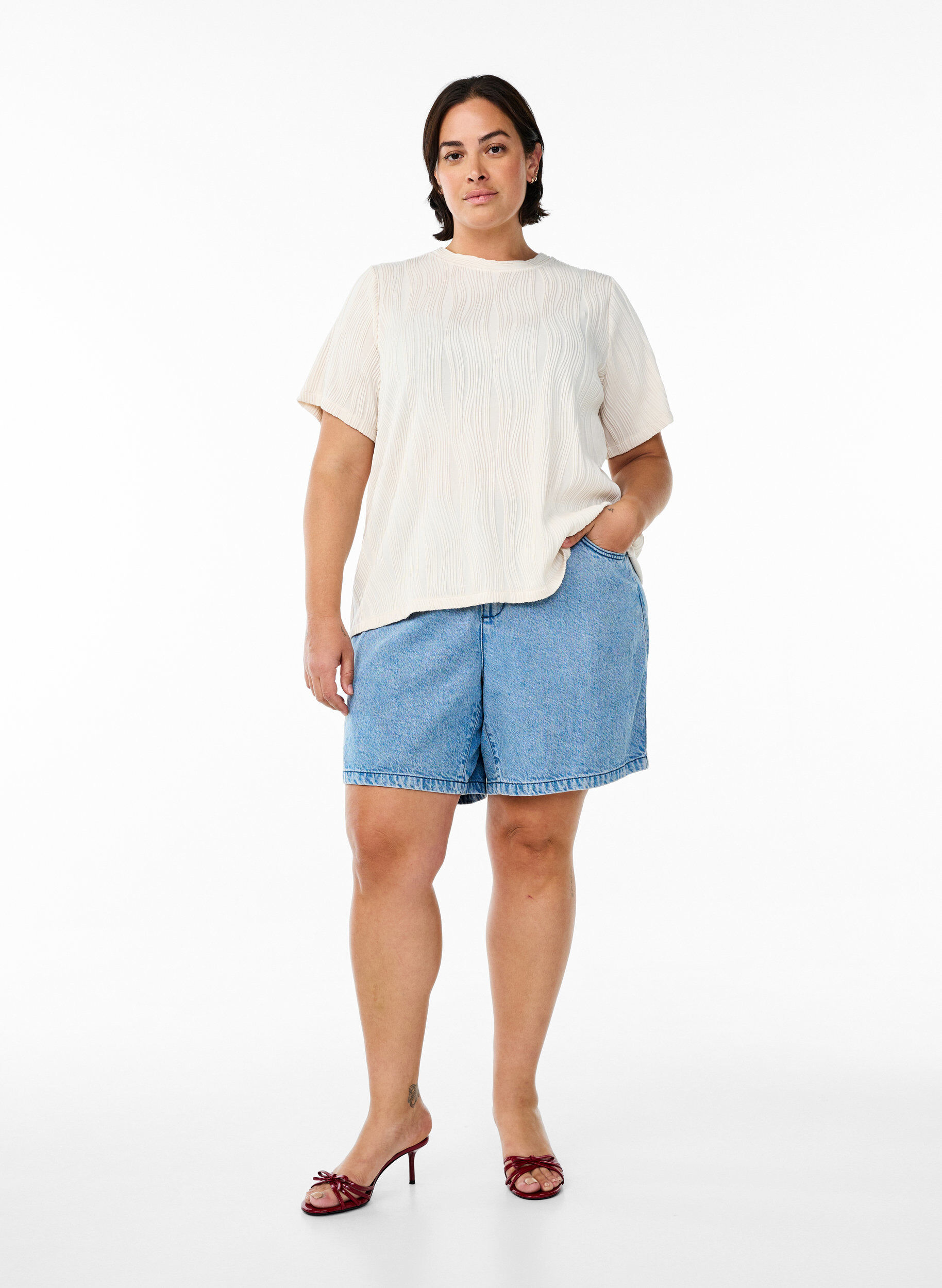 Zizzi Bluse med korte &aelig;rmer og b&oslash;lget struktur, Beige, Model image number 1