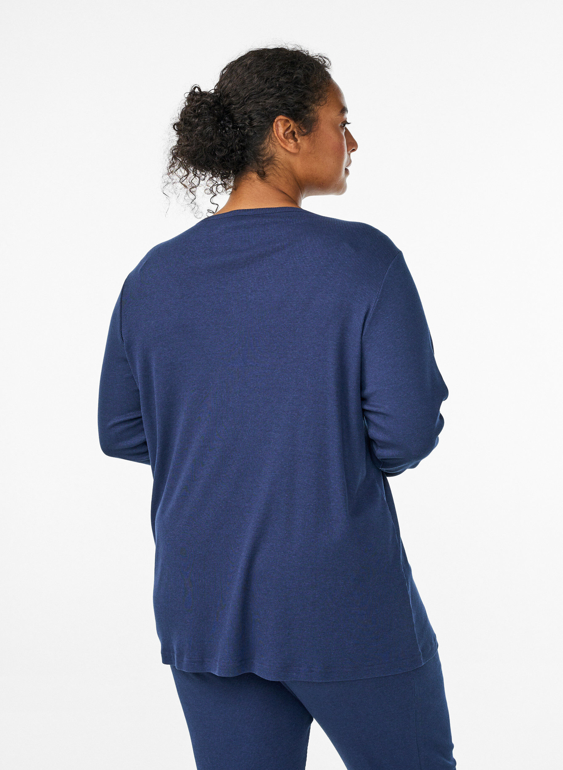 Zizzi Natbluse i rib med lange &aelig;rmer og knapper, Bl&aring;, Model image number 2