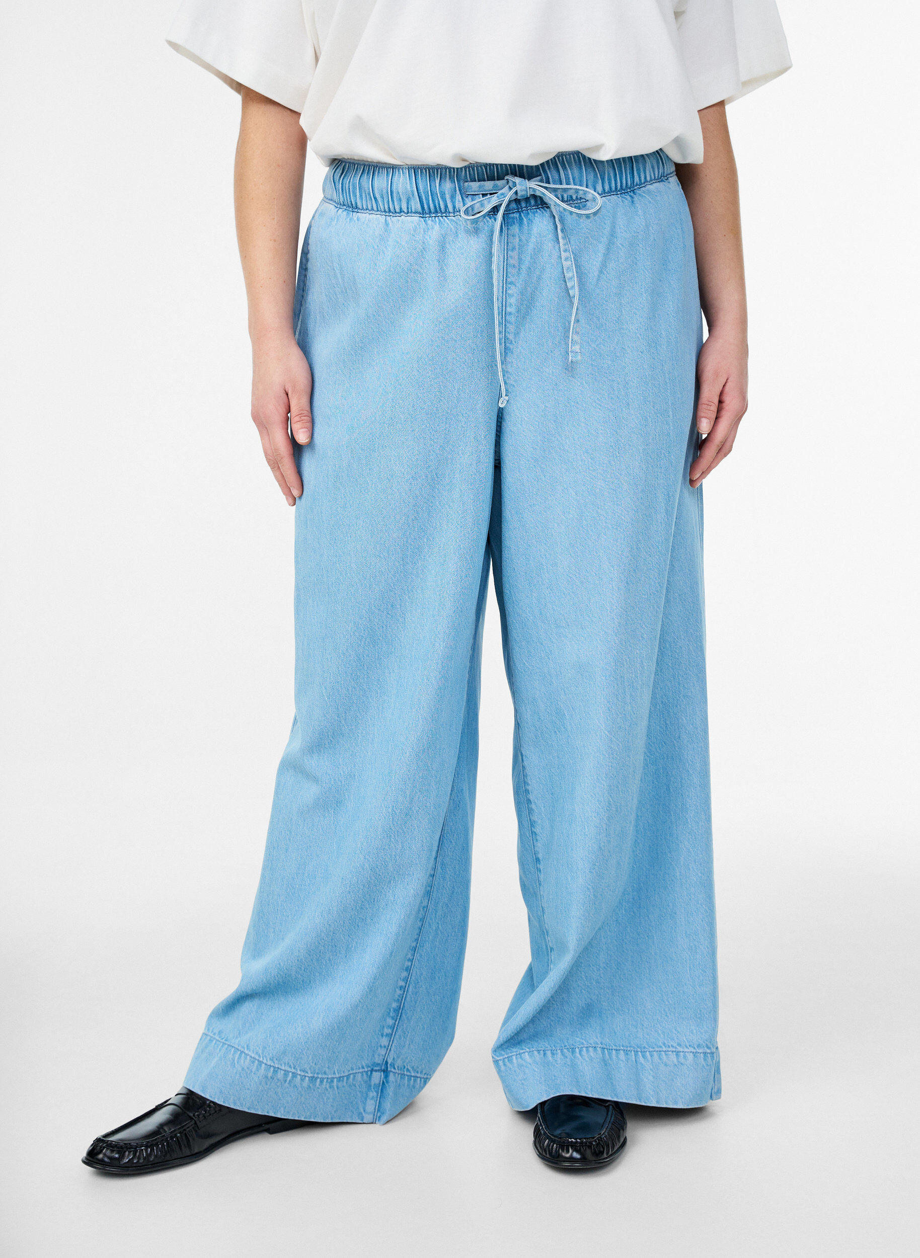 Zizzi Denim joggers med brede ben og h&oslash;j talje, Bl&aring;, Model image number 2