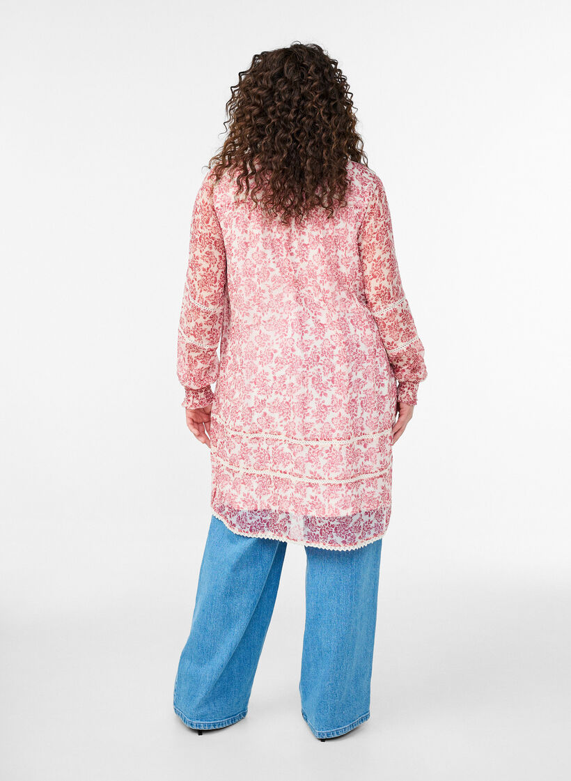 Kort kjole i chiffon med crochet-detaljer, Lyser&oslash;d, Model