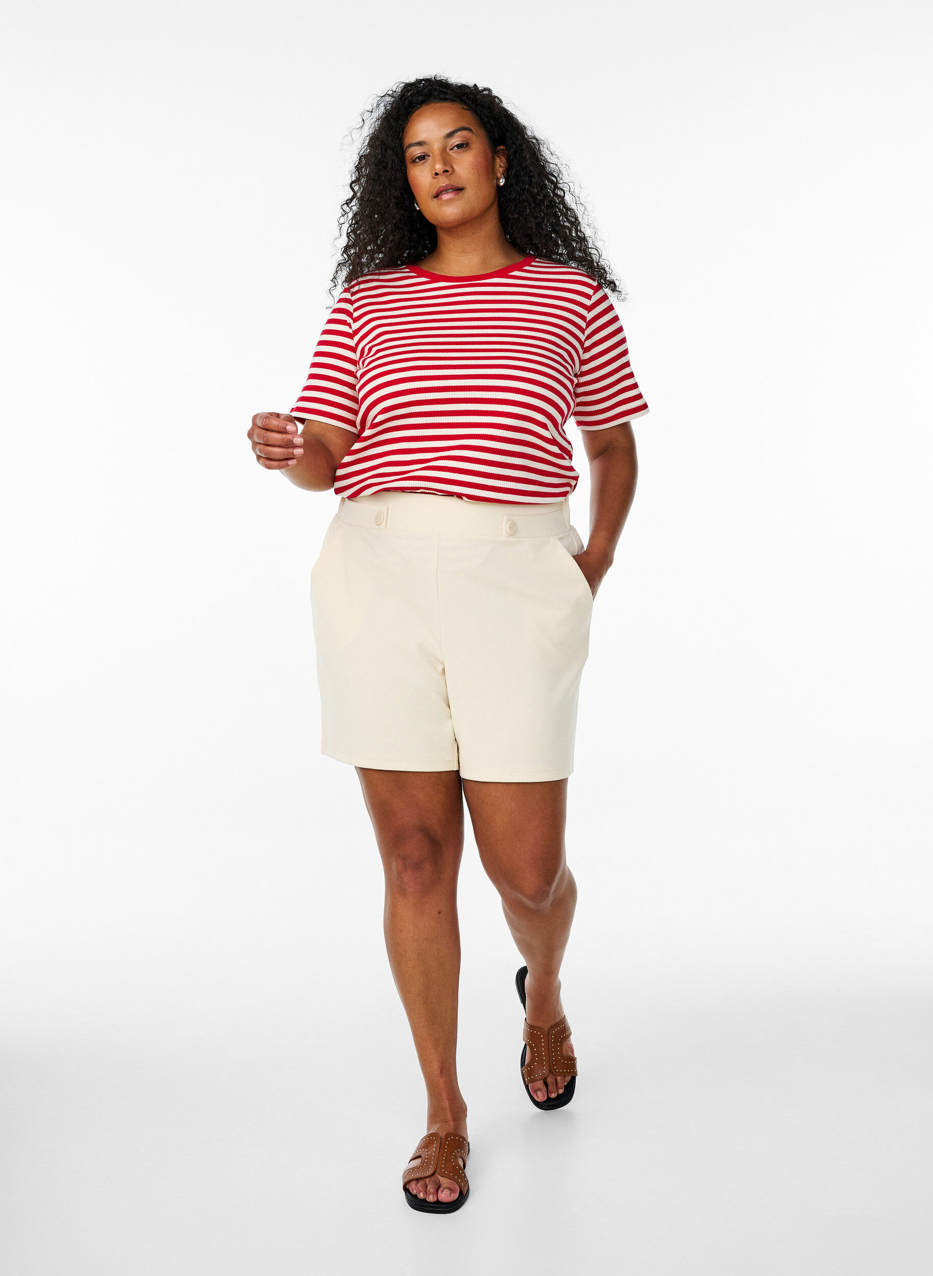 Zizzi Shorts med lommer og l&oslash;s pasform, Beige, Model image number 1