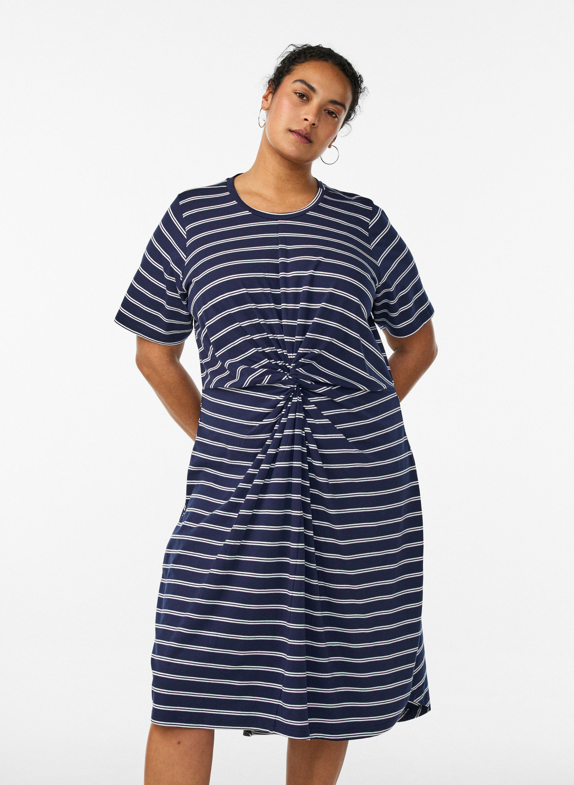 Bomuldskjole med twist-detalje, Bl&aring;, Model