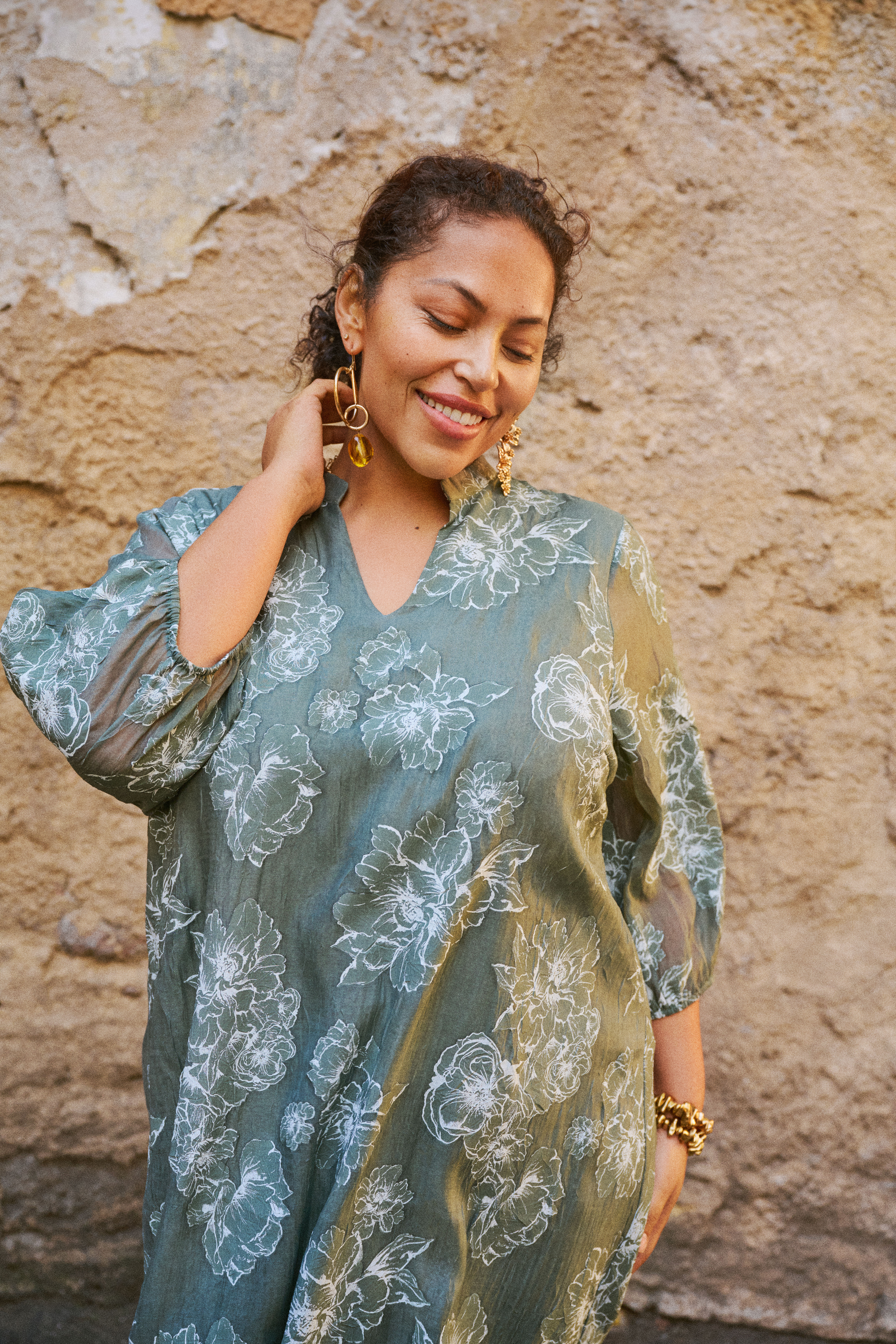 Zizzi Gr&oslash;n midikjole med blomstermotiver, , Model