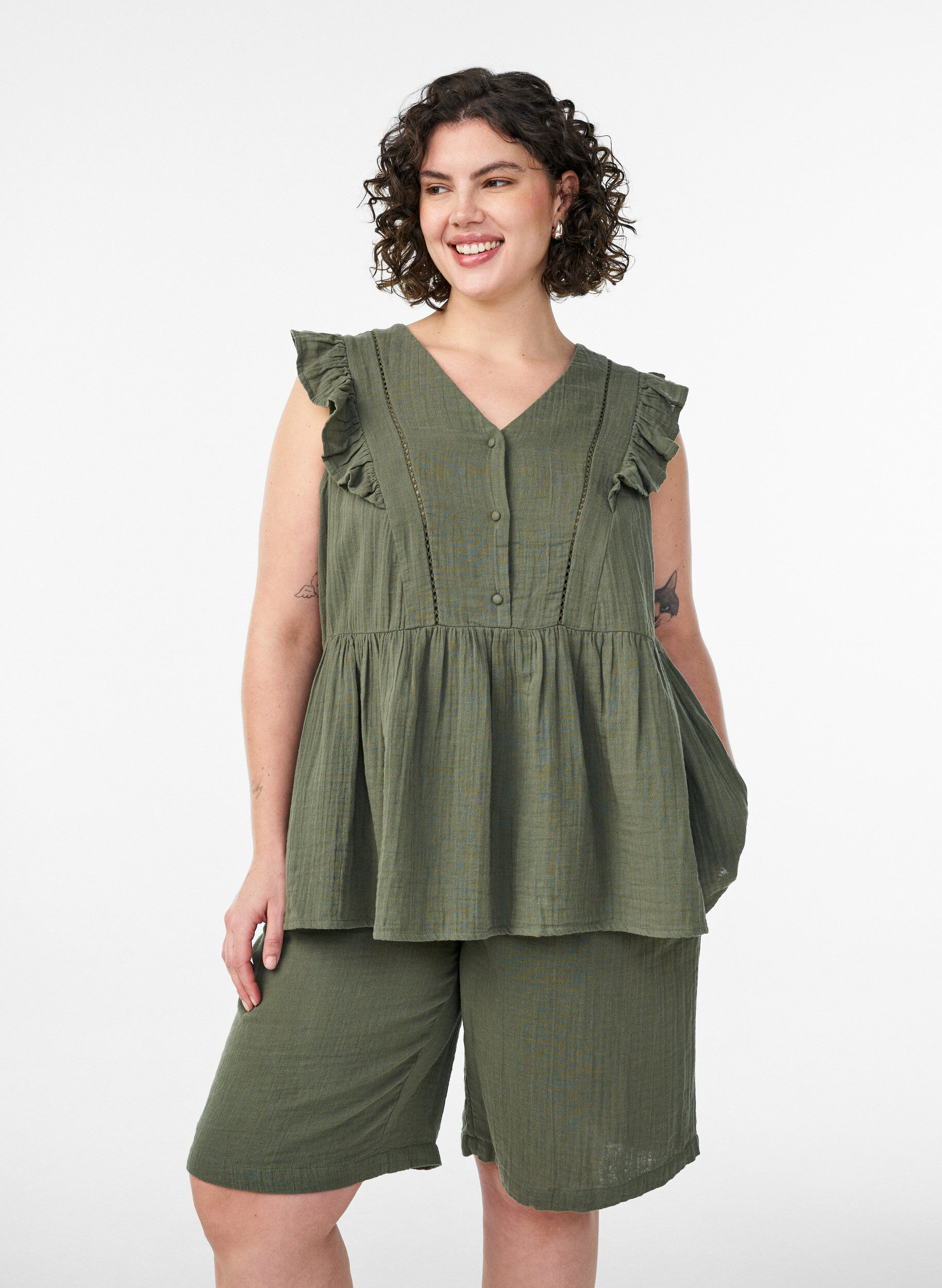 Zizzi L&oslash;se shorts i bomuldsmusselin med h&oslash;j talje, Gr&oslash;n, Model image number 0