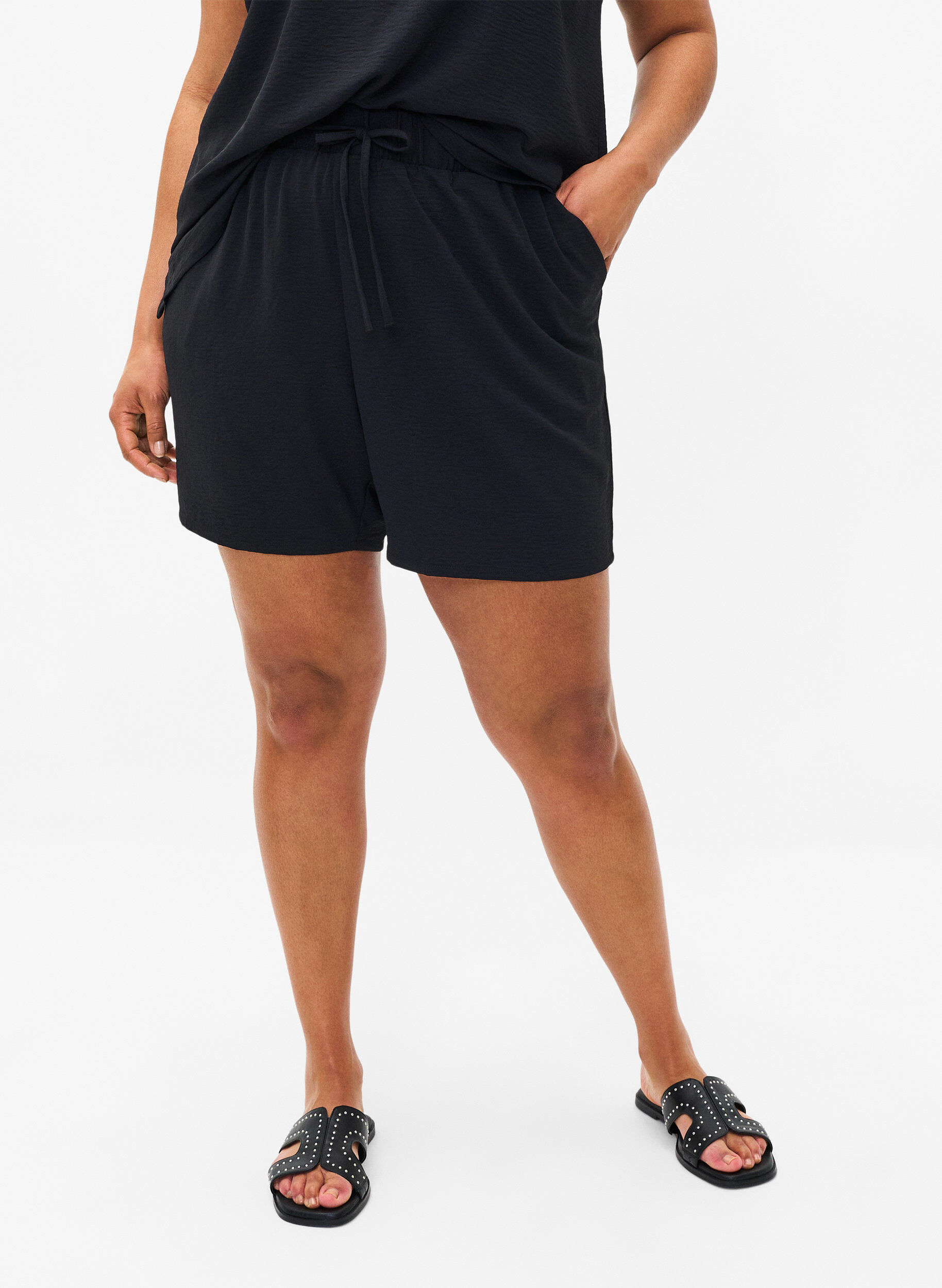 Zizzi Shorts med lommer og elastik i taljen, Sort, Model image number 3