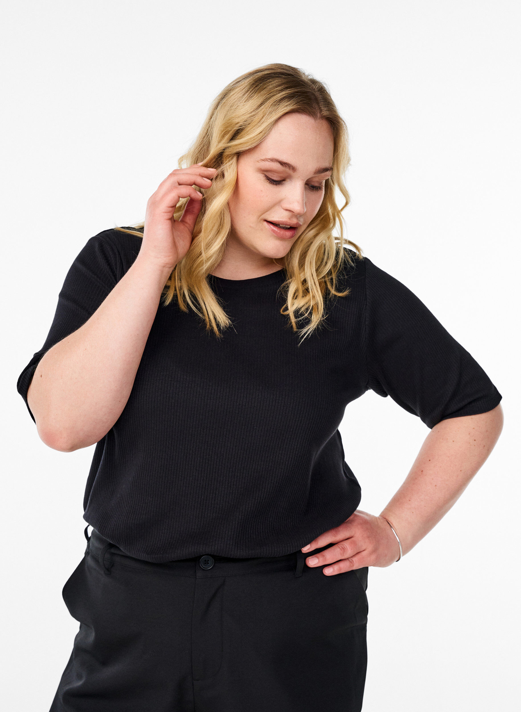 Ribbet jerseybluse med korte &aelig;rmer, Sort, Model