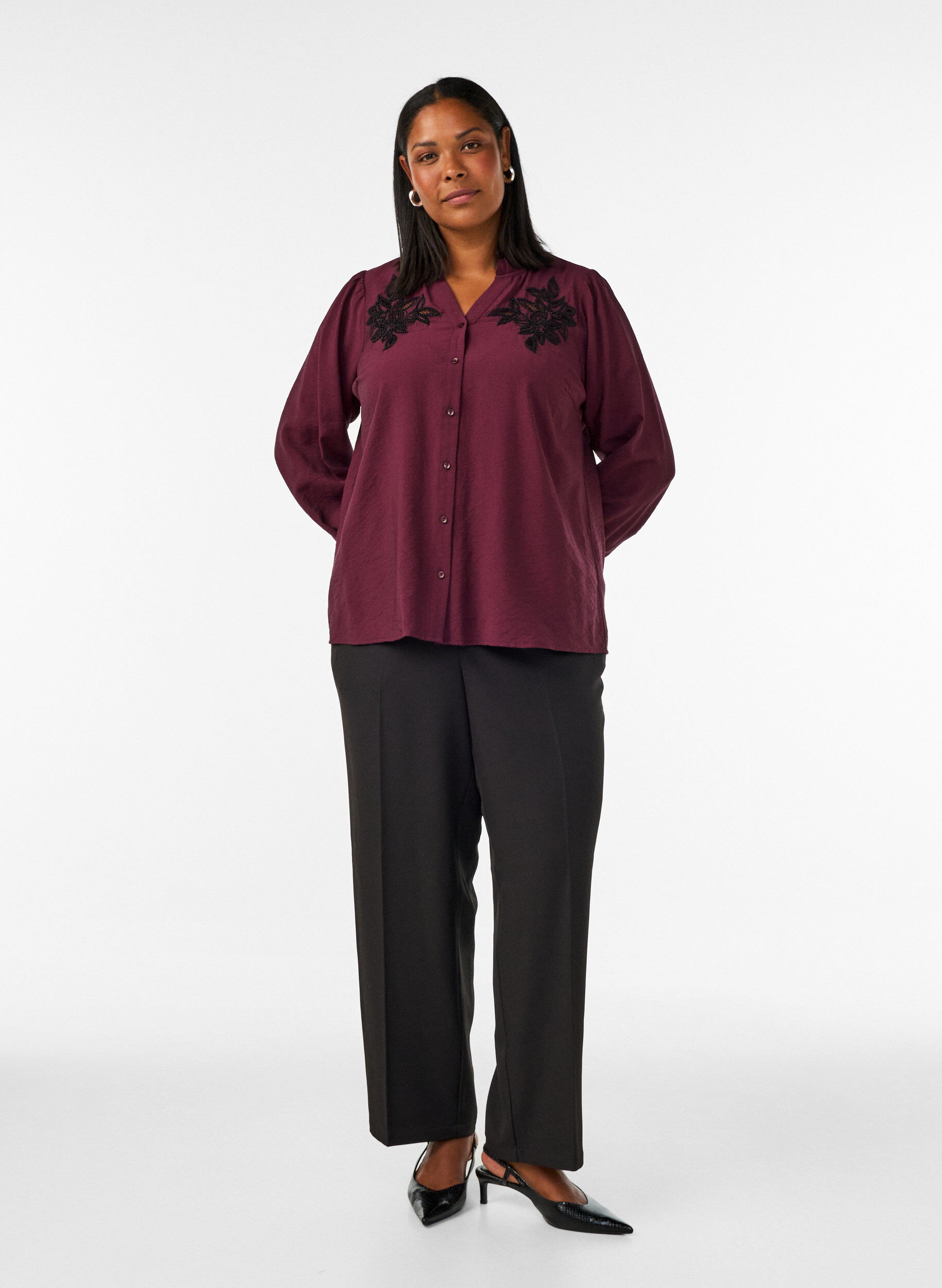 ZizziSkjortebluse med broderede blomsterapplikationer, R&oslash;d, Model image number 1