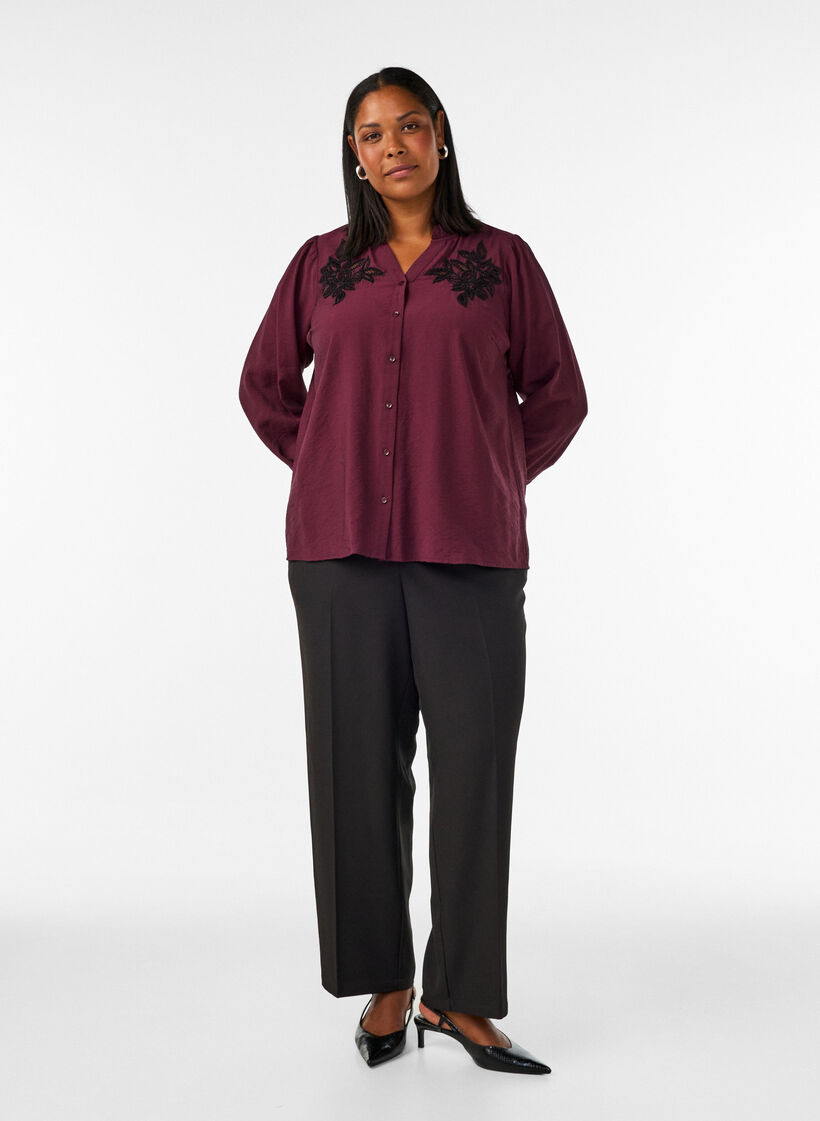 Skjortebluse med broderede blomsterapplikationer, R&oslash;d, Model image number 1