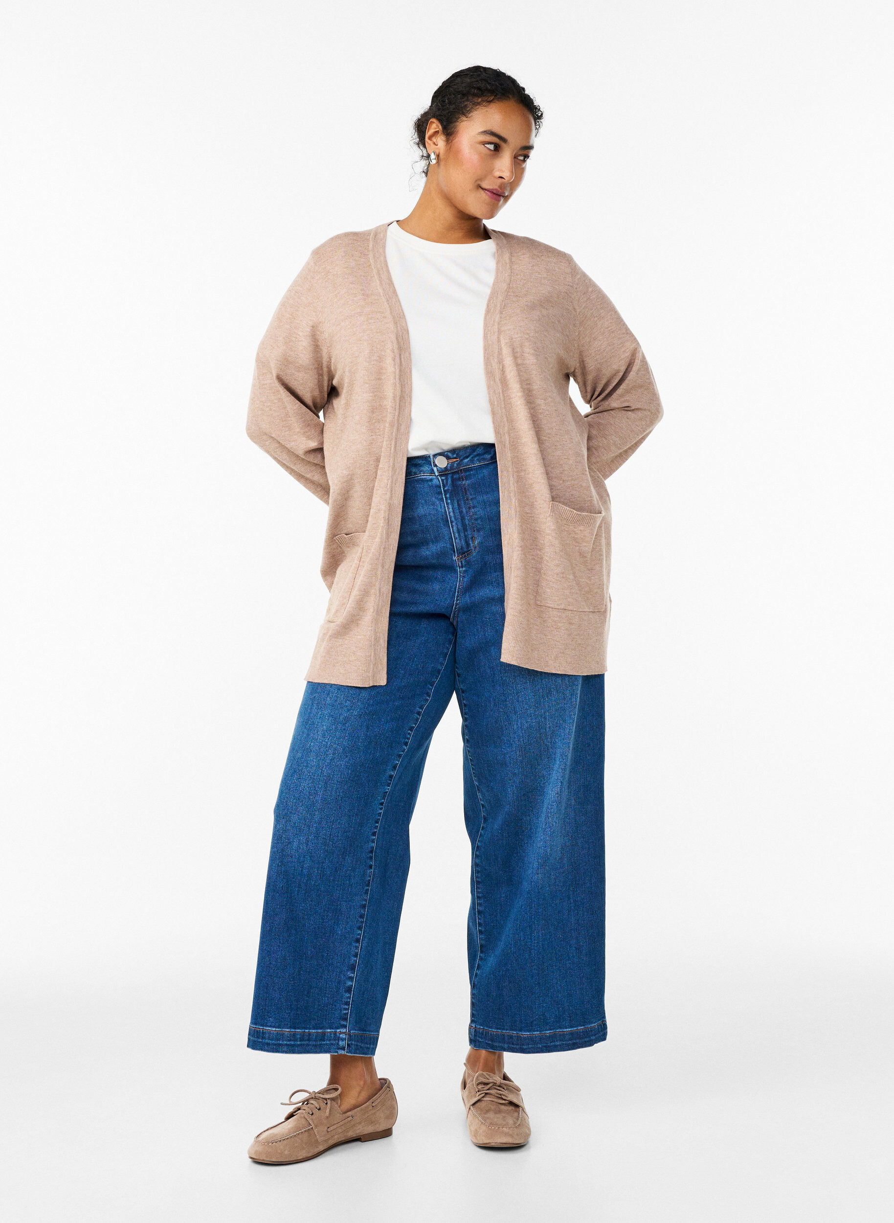 Zizzi Lang strikcardigan med lommer og &aring;bent design, Beige, Model image number 1