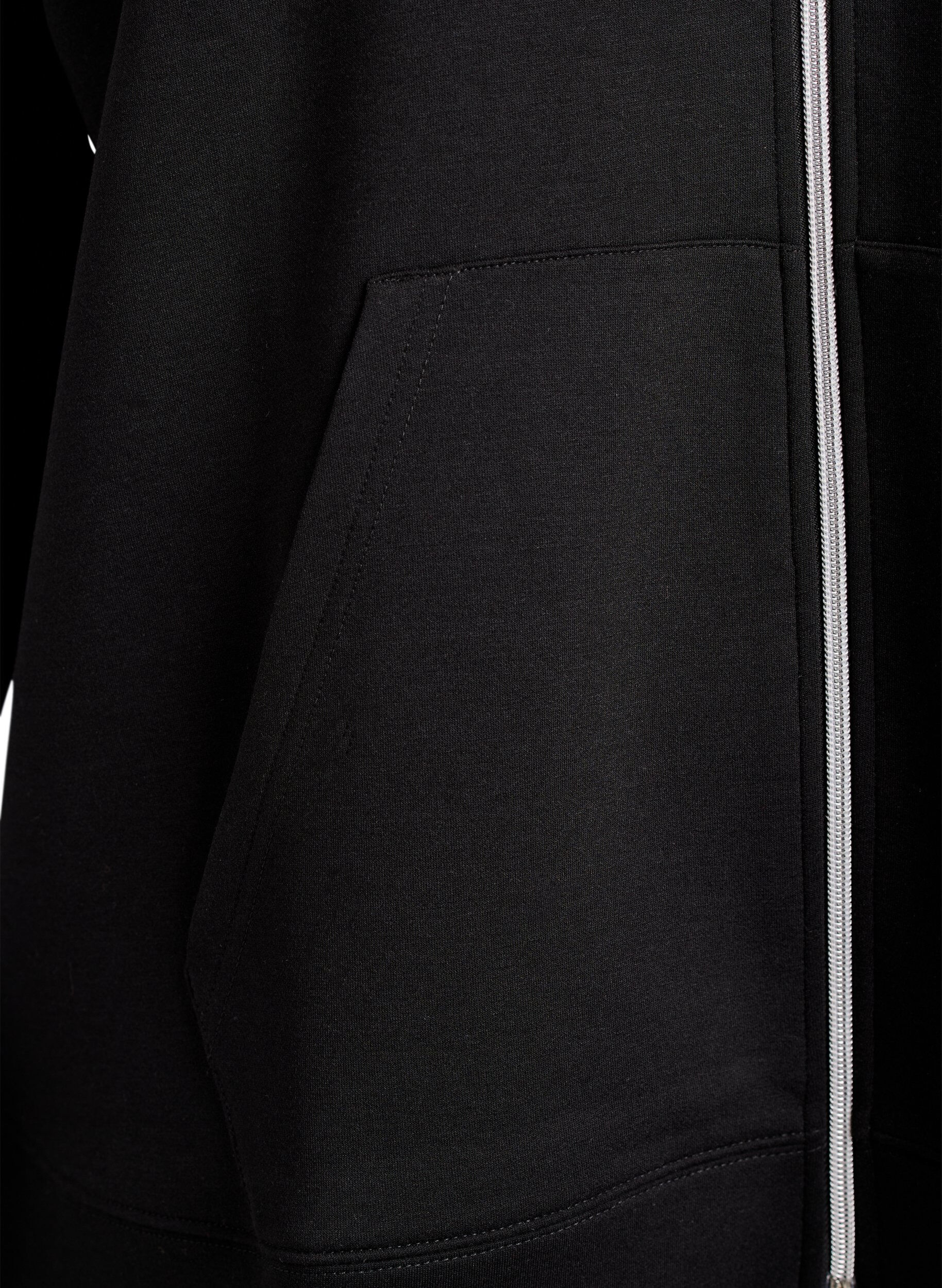 Zizzi Scuba-h&aelig;ttetr&oslash;je med lynl&aring;s og lommer, Sort, Packshot image number 3