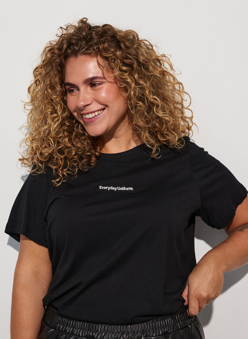 T-shirt i bomuld med tekstbadge, Sort, Model image number 3
