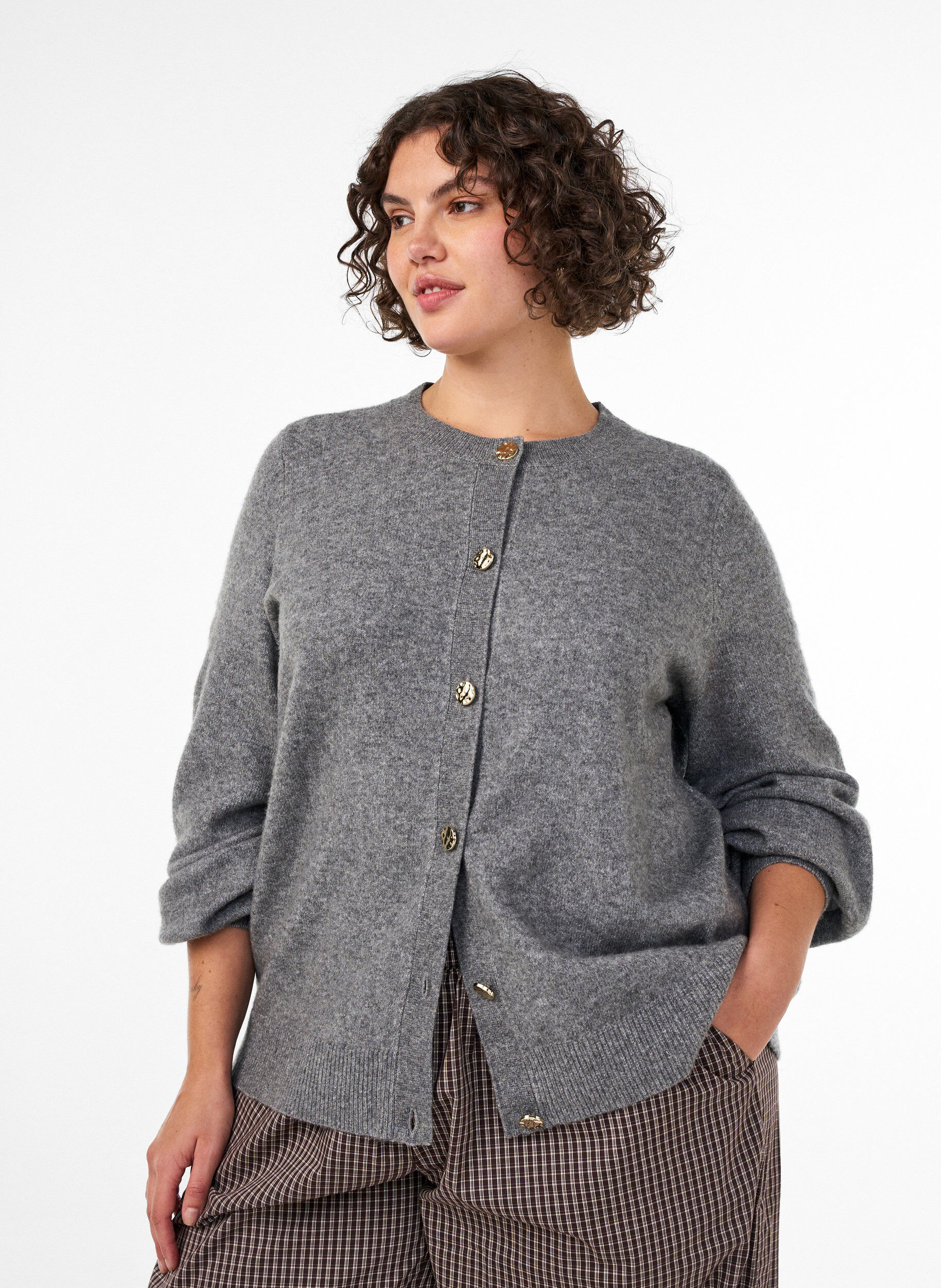 Cardigan i bl&oslash;d strik med guldfarvede knapper, Gr&aring;, Model
