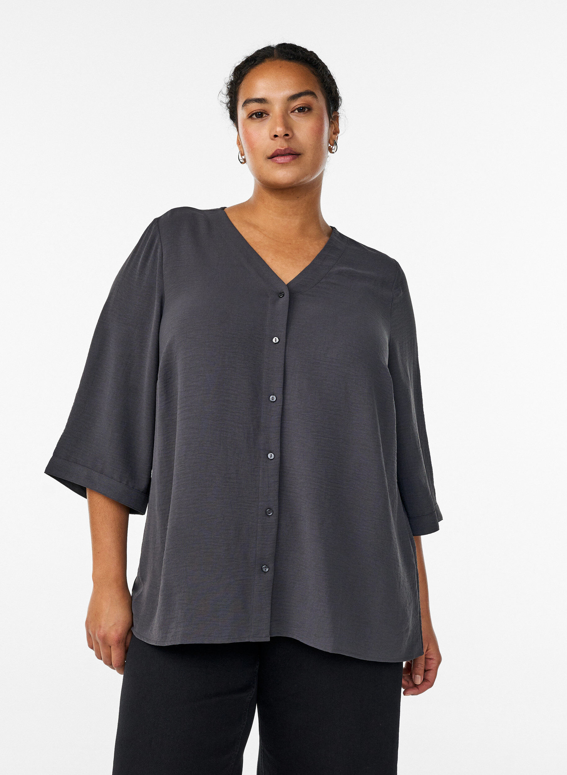 Skjortebluse med V-udsk&aelig;ring og 3/4-&aelig;rmer, Gr&aring;, Model