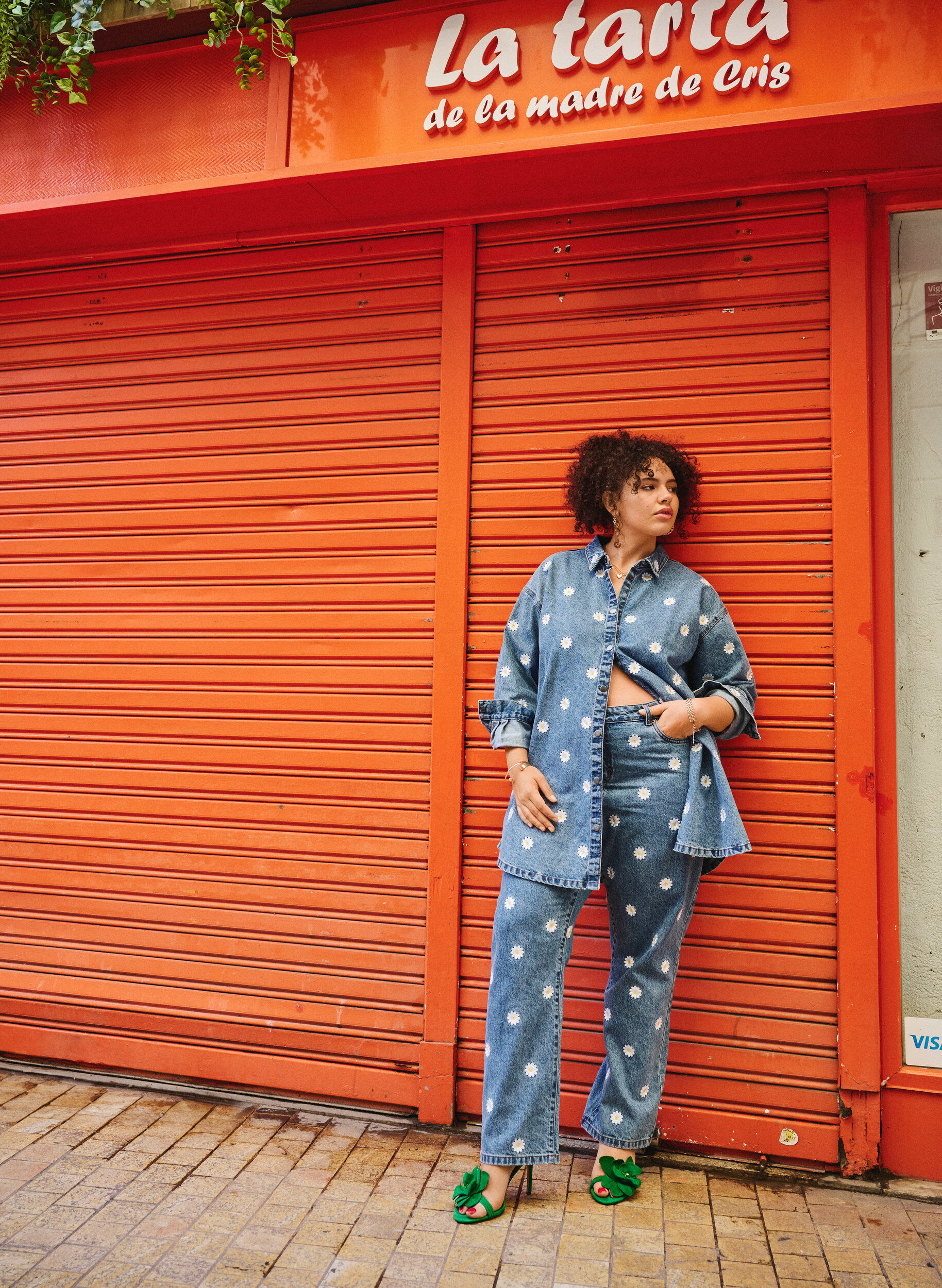 Zizzi H&oslash;jtaljede Gemma jeans med margueritter, Bl&aring;, Image image number 0