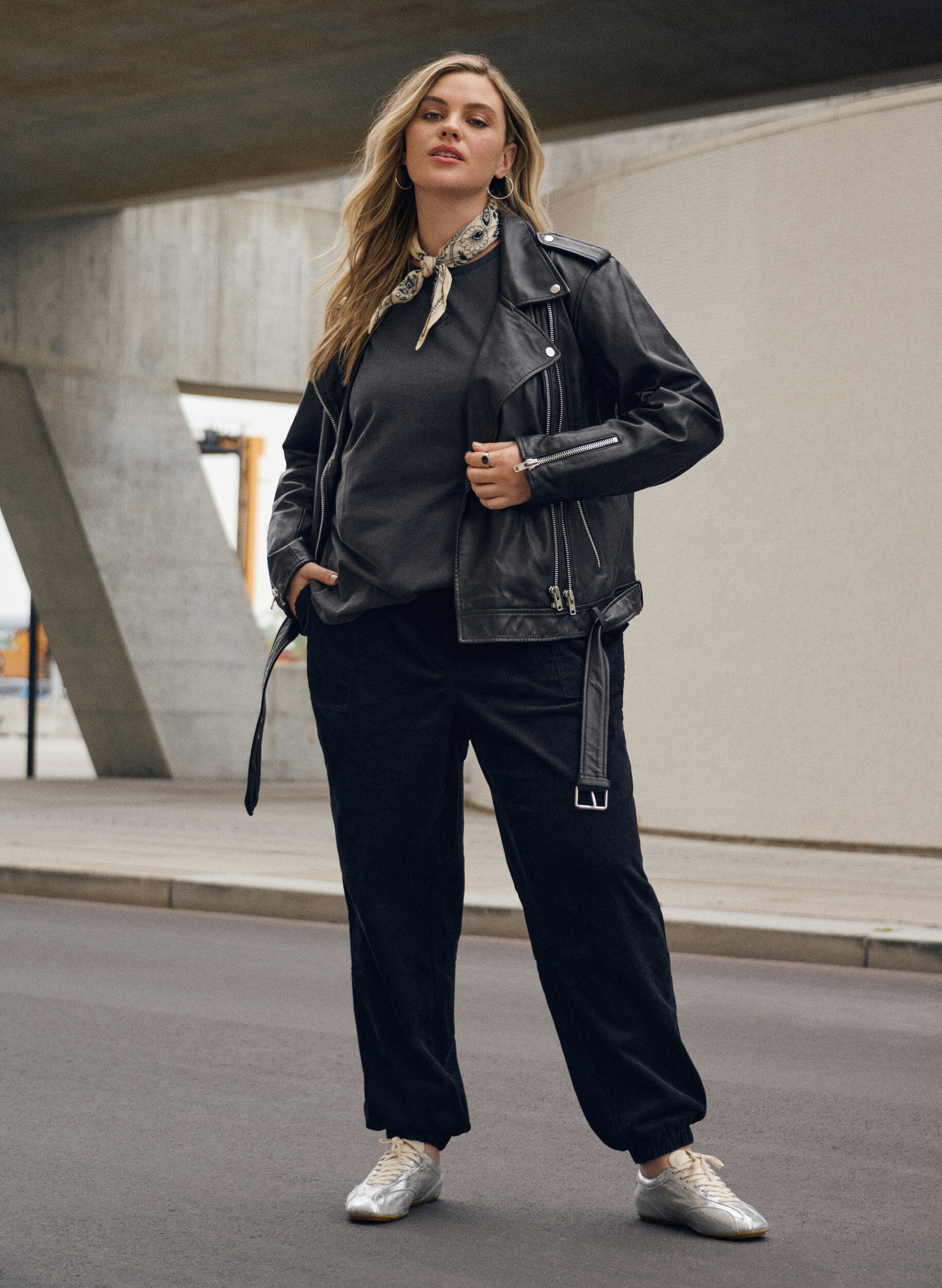 Zizzi Fl&oslash;jlsbukser med elastisk linning, Sort, Image image number 0