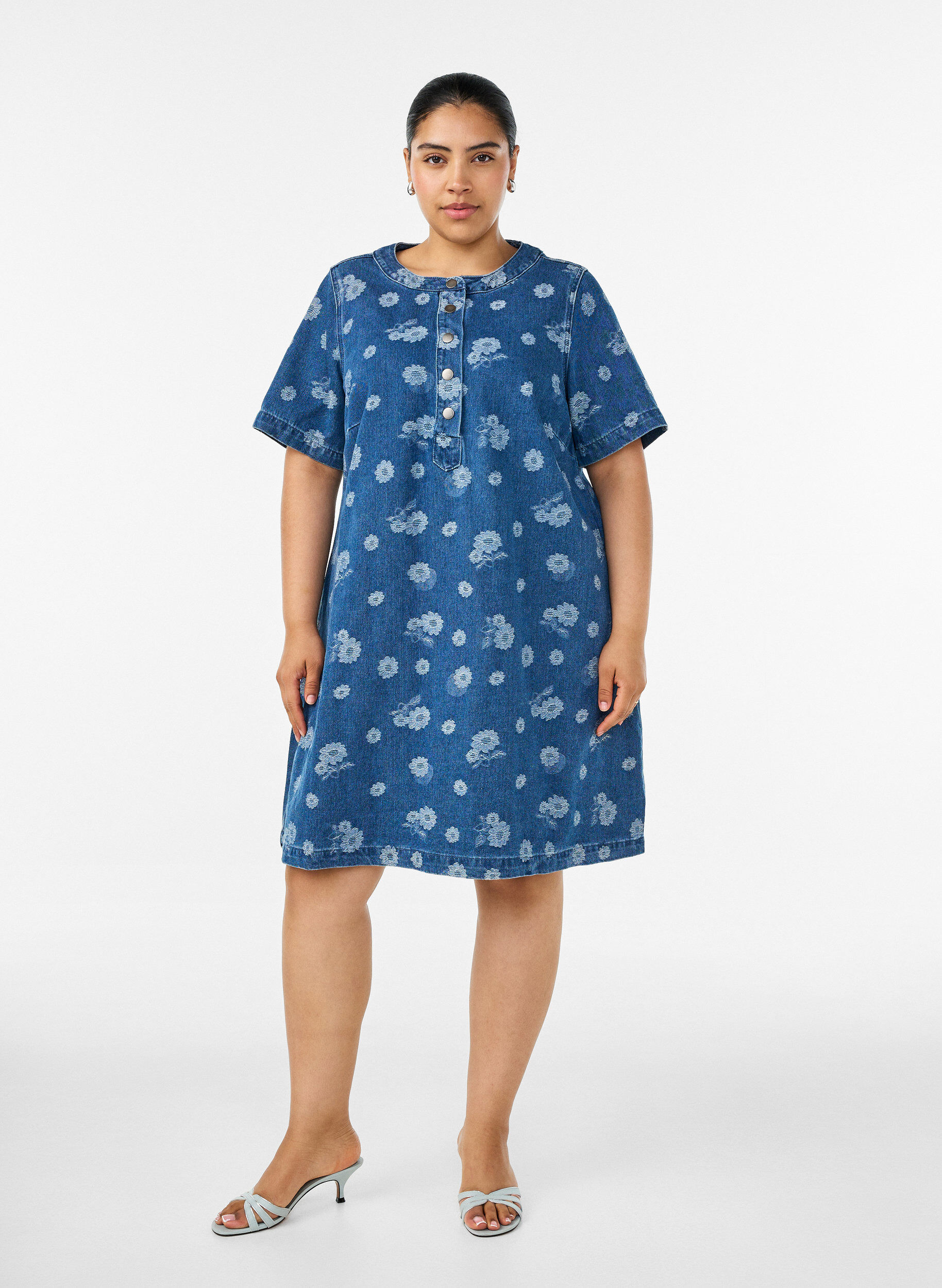 ZizziA-formet denimkjole med blomsterm&oslash;nster, Bl&aring;, Model image number 1