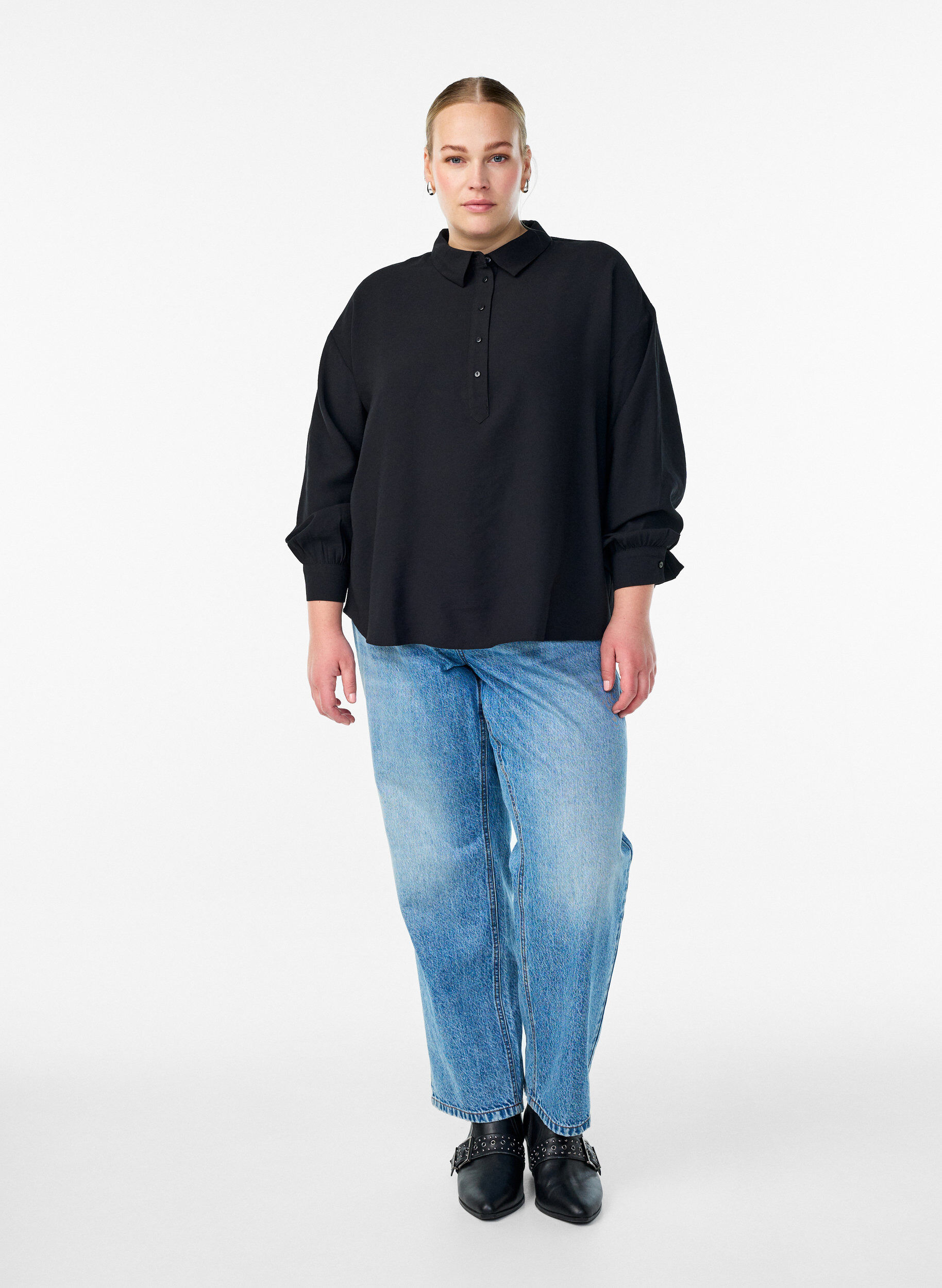 Zizzi Skjortebluse med knapdetalje bagp&aring;, Sort, Model image number 1