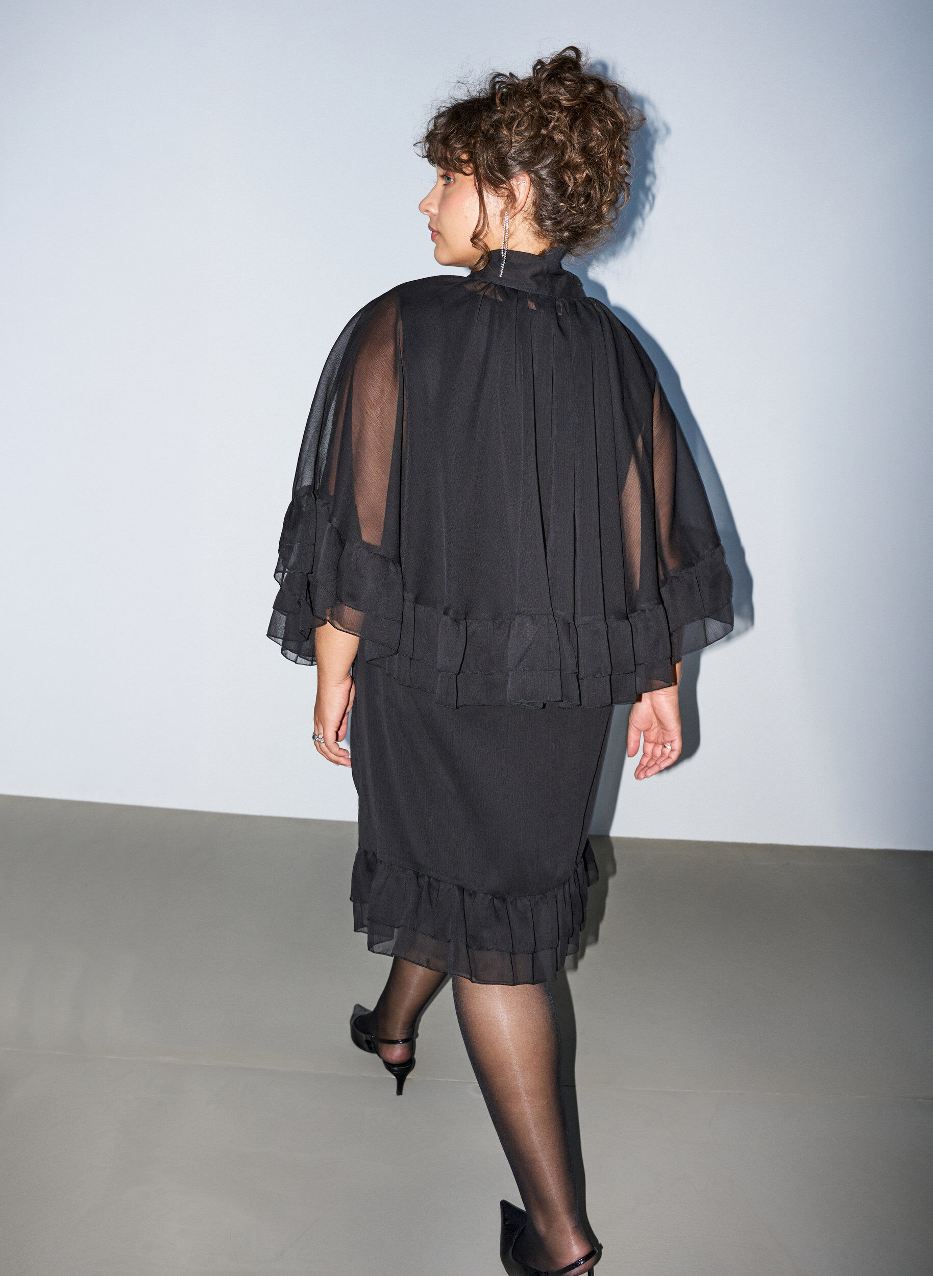 Zizzi&AElig;rmel&oslash;s kjole med chiffon-kappe, Sort, Model image number 2