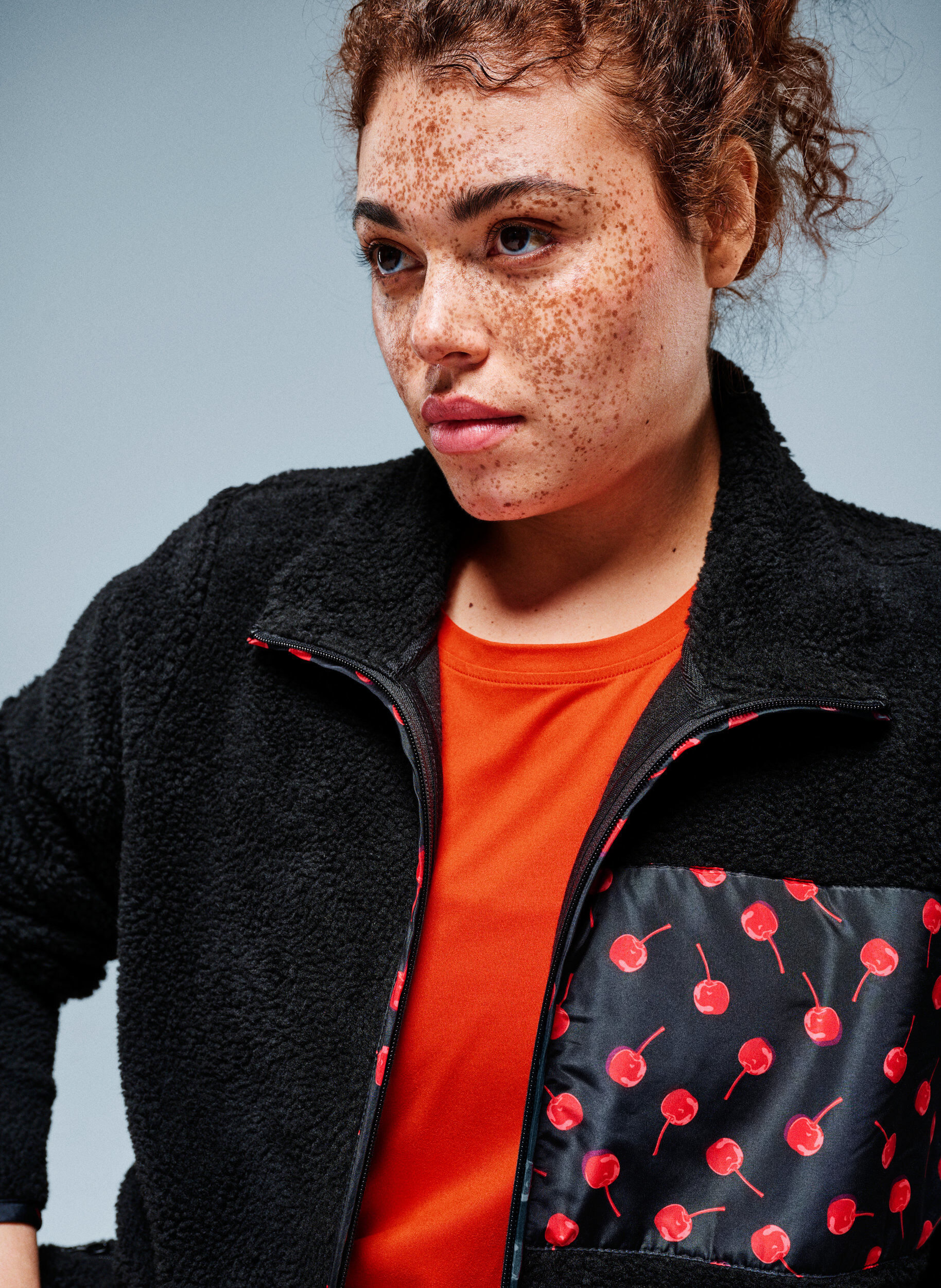 Zizzi Teddy-fleece jakke med kirseb&aelig;rdetaljer, Sort, Image image number 0