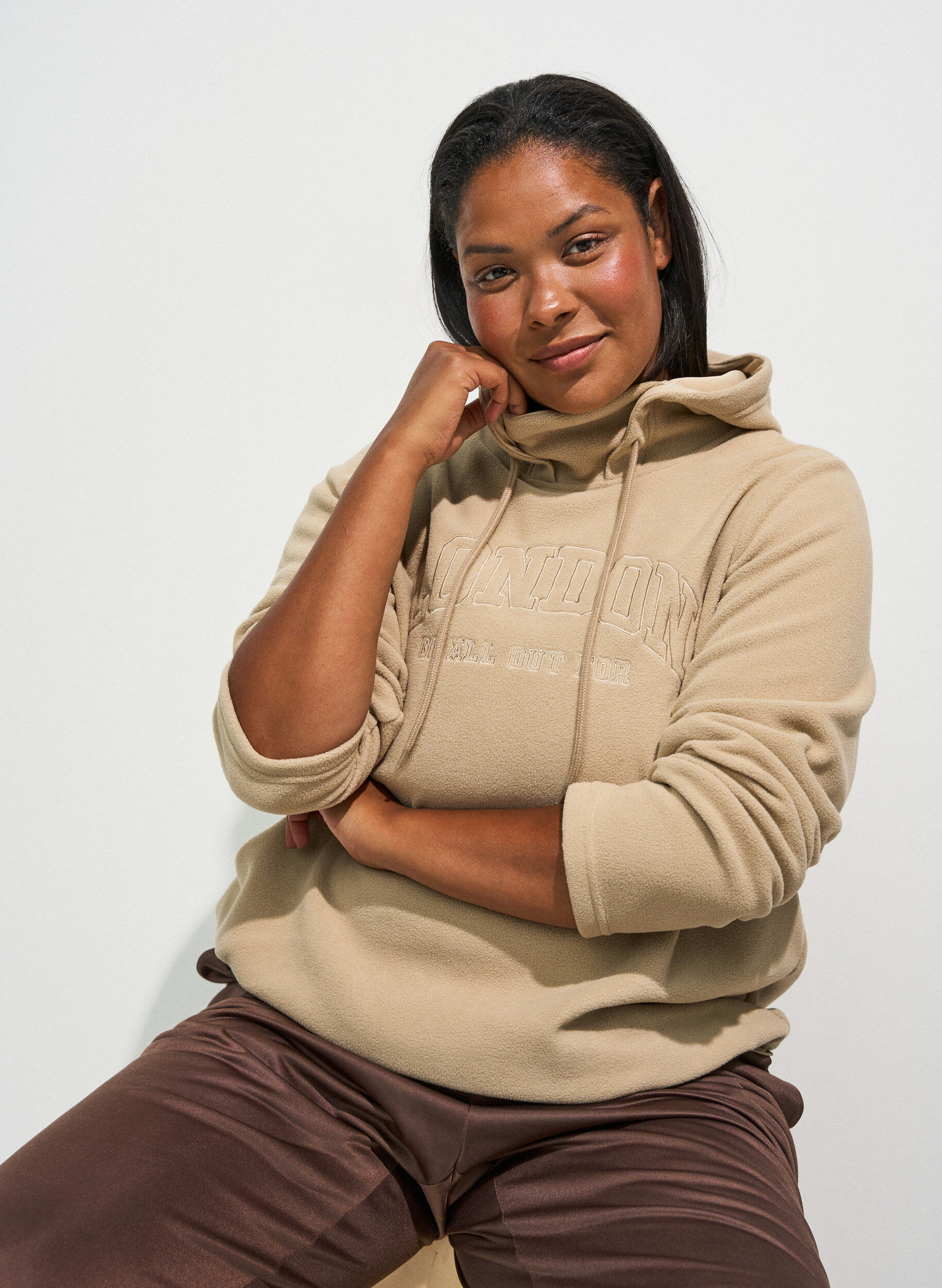 ZizziFleecehoodie med h&oslash;j hals og broderet tekst, Beige, Model image number 0