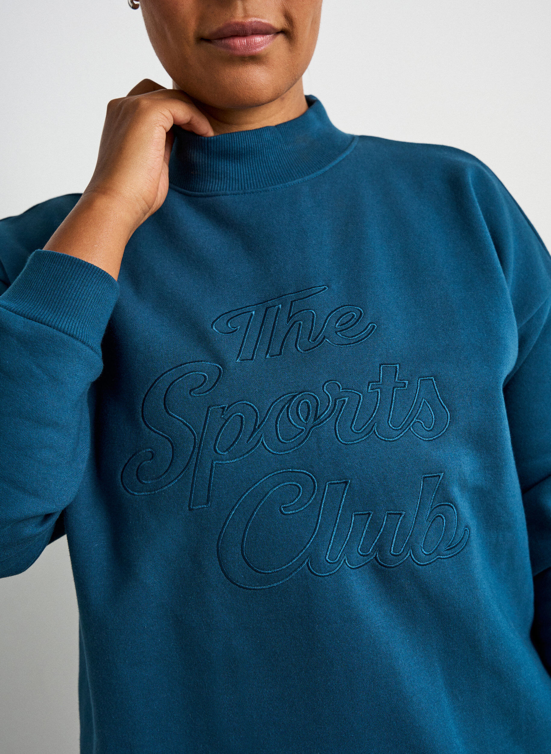 ZizziLang sweatshirt med h&oslash;j hals og broderet tekst, Bl&aring;, Model image number 3