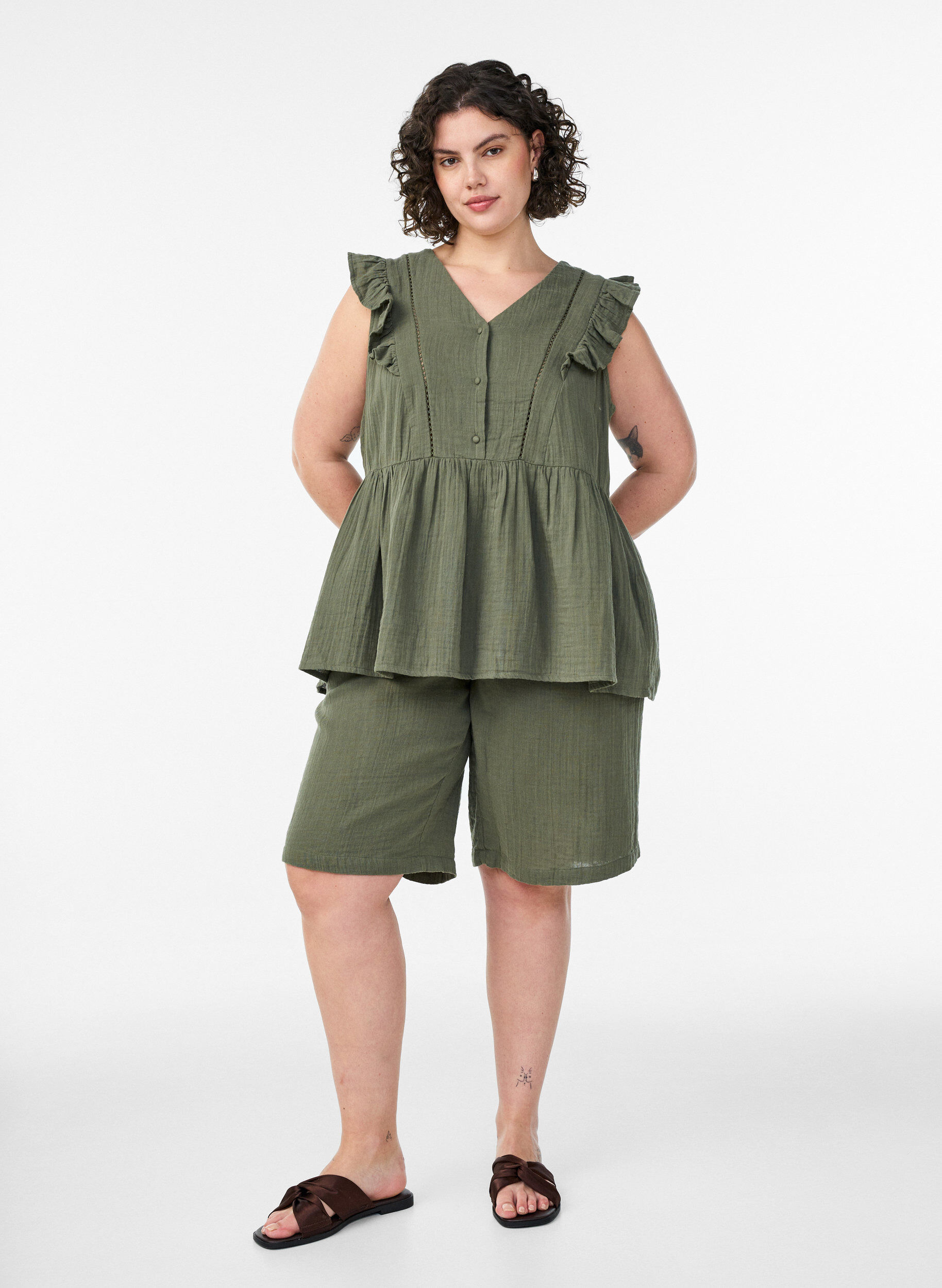 Zizzi&AElig;rmel&oslash;s bluse i bomuldsmusselin med fl&aelig;ser, Gr&oslash;n, Model image number 1