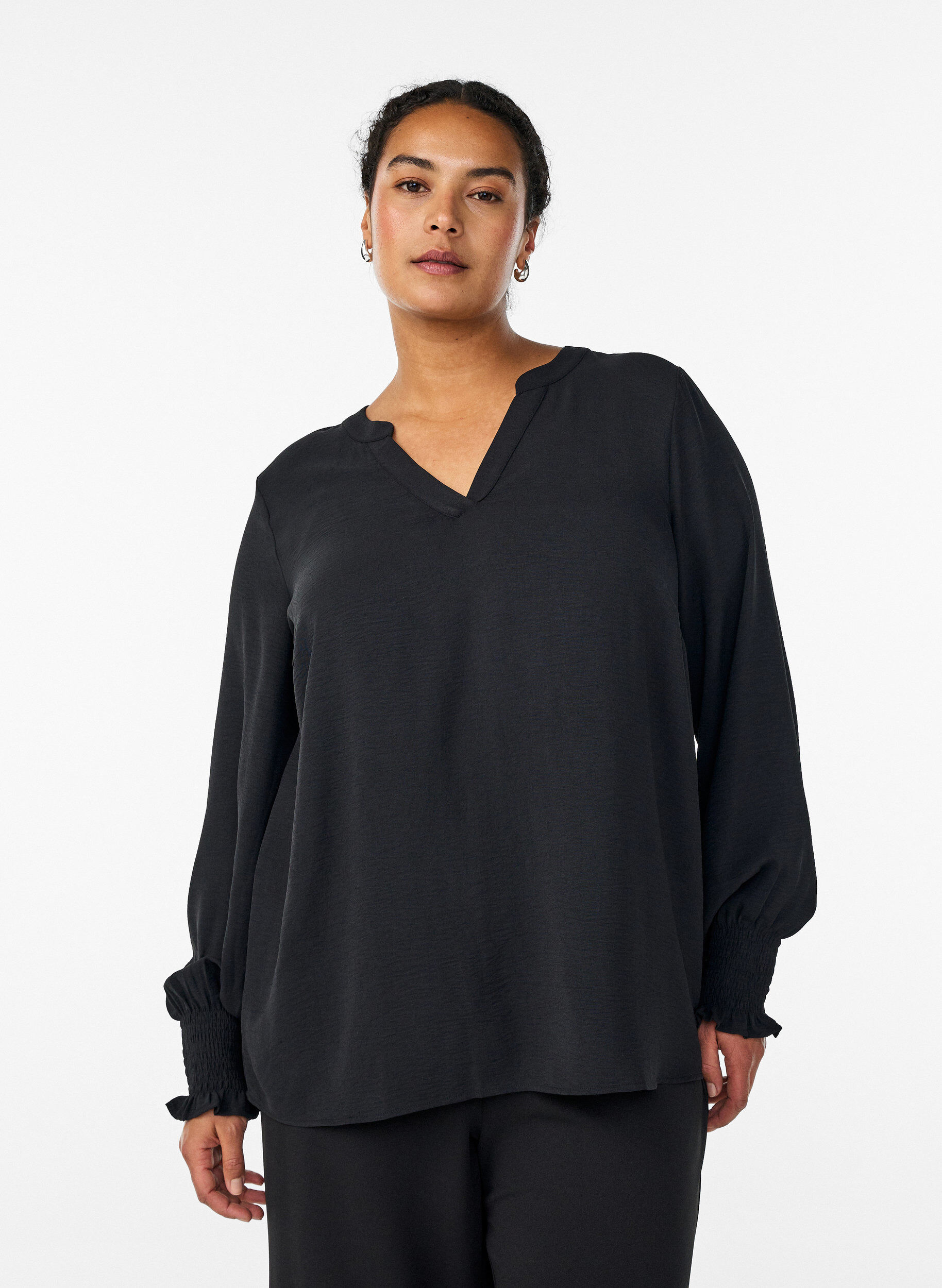 Bluse med smock manchetter og V-udsk&aelig;ring, Sort, Model