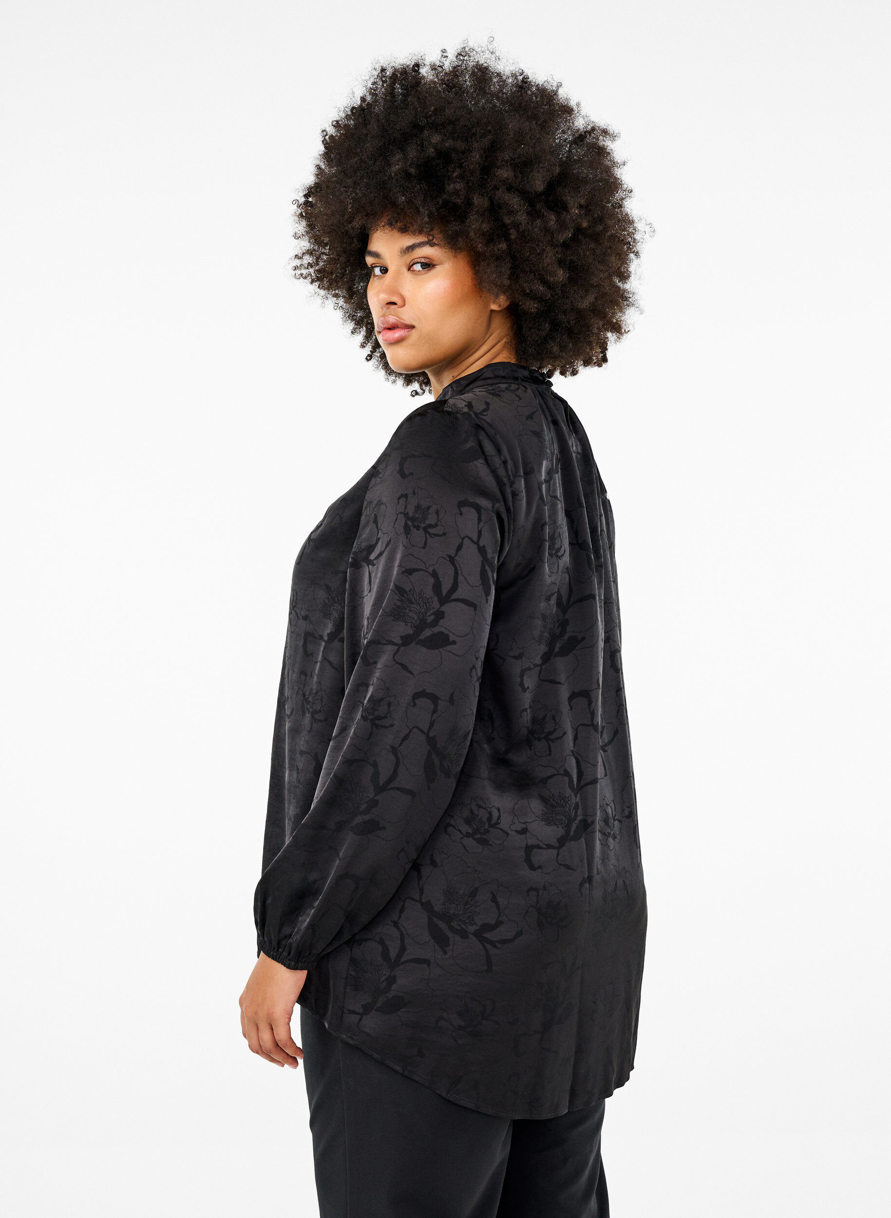 Zizzi Satinbluse med tone-i-tone m&oslash;nster, Black, Model image number 1