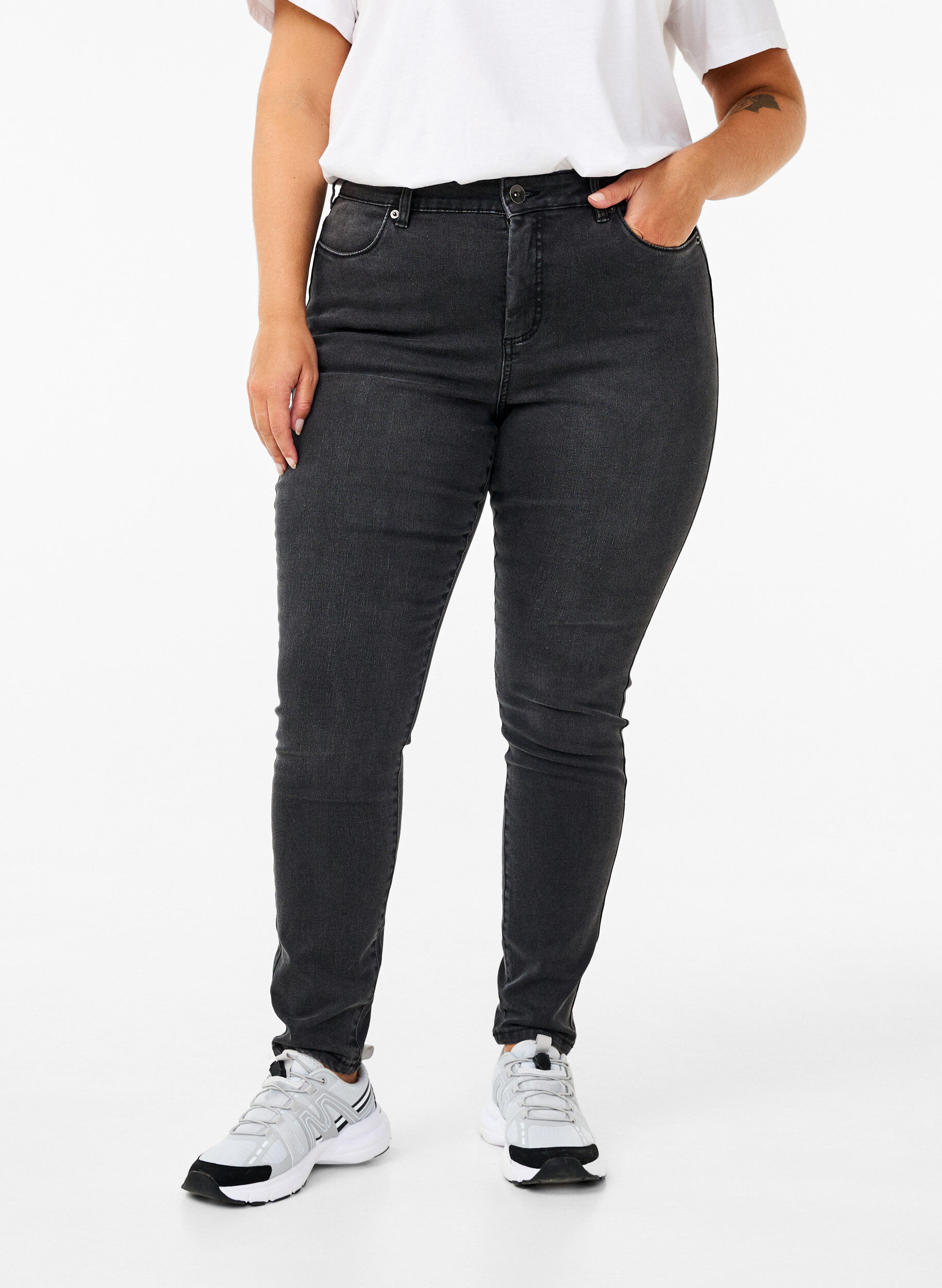 Zizzi Amy jeans med h&oslash;j talje og super slim fit, Gr&aring;, Model image number 2