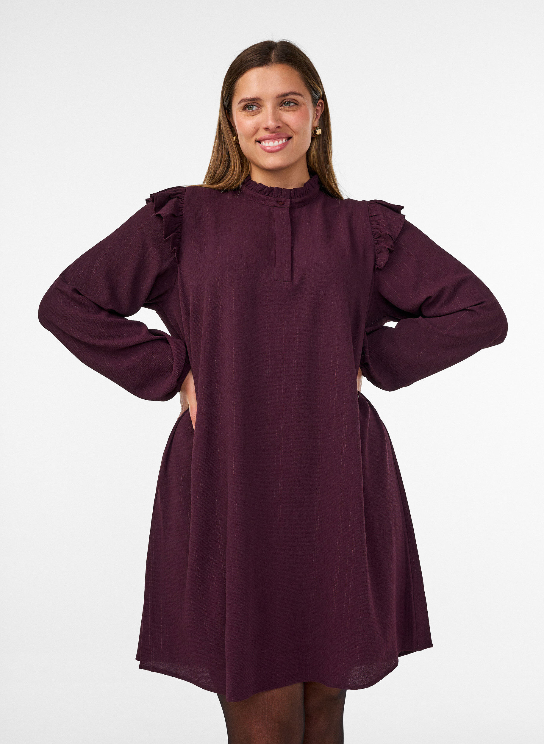 Kort kjole med fl&aelig;ser og glimmer, R&oslash;d, Model
