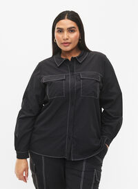 Skjorte med kontrastsyninger, Black, Model