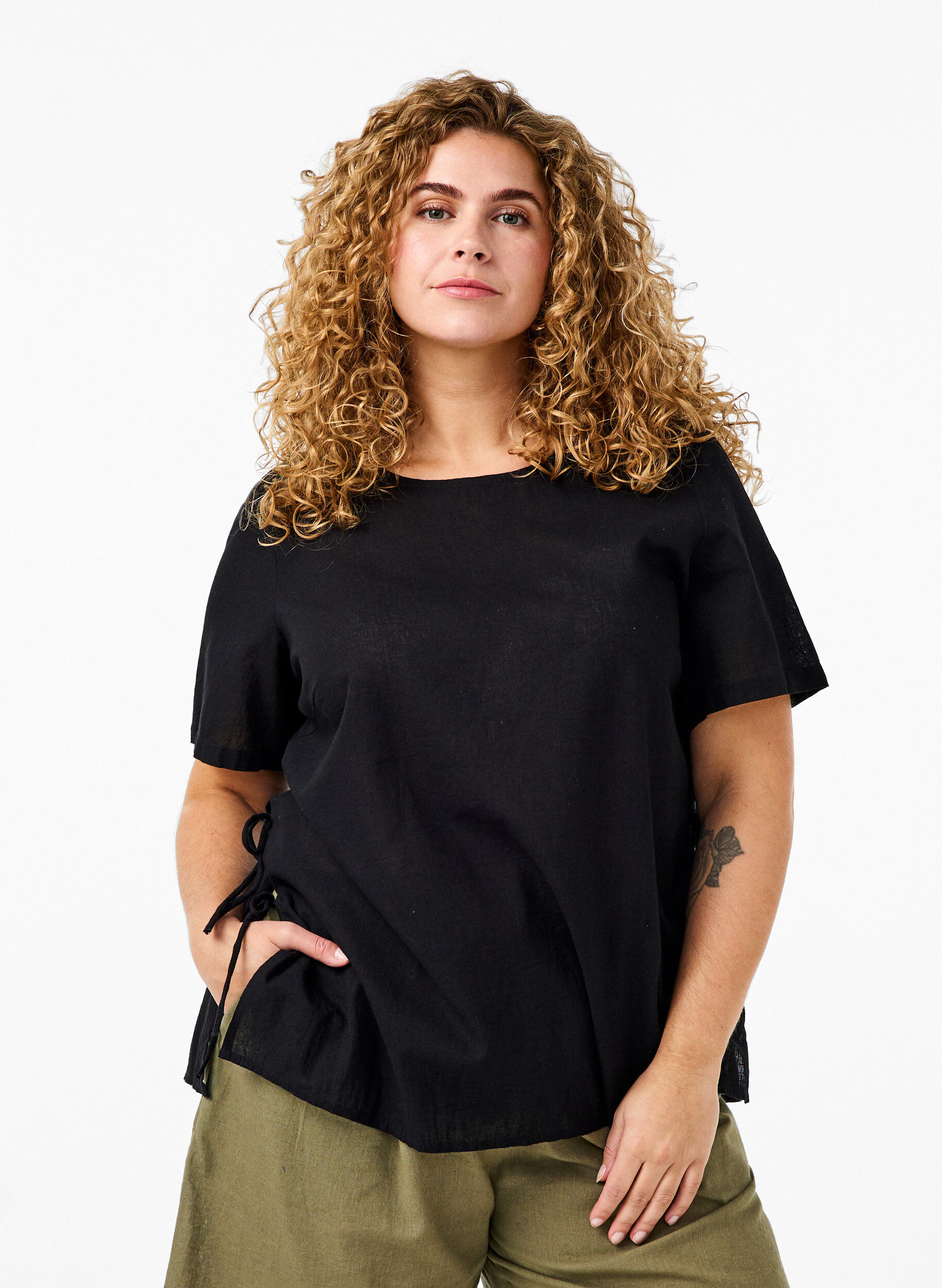 Zizzi Kort&aelig;rmet bluse i bomuldsmix med h&oslash;r og sn&oslash;redetalje, Black, Model image number 0